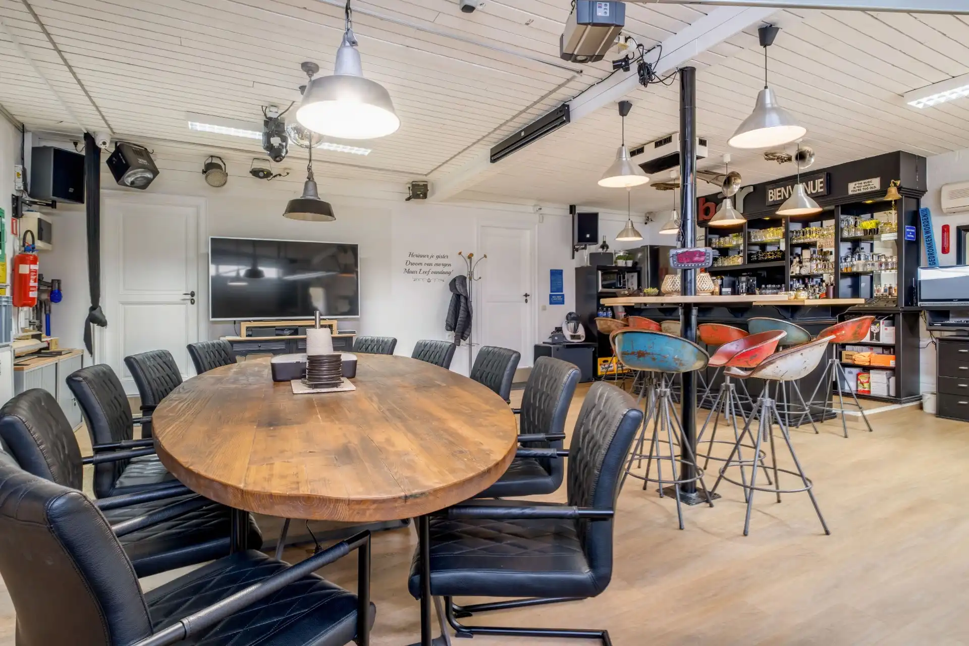 Ruime en veelzijdige handelsruimte met sterke zichtbaarheid in regio Waregem foto 15