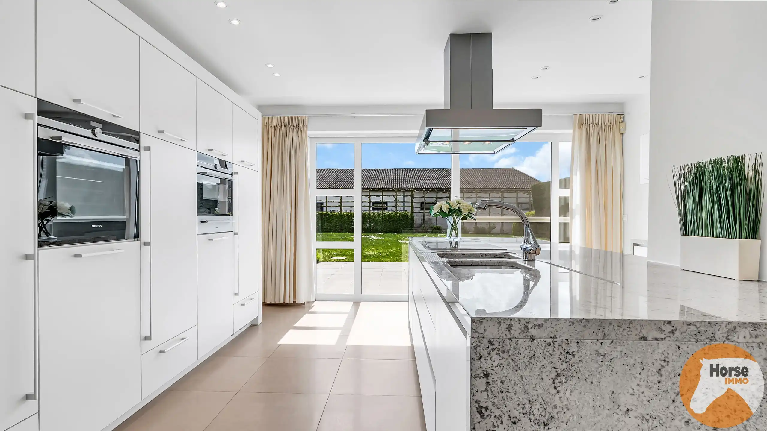 MEISE  – Landelijke woning met 3 loodsen op prachtig perceel foto 4