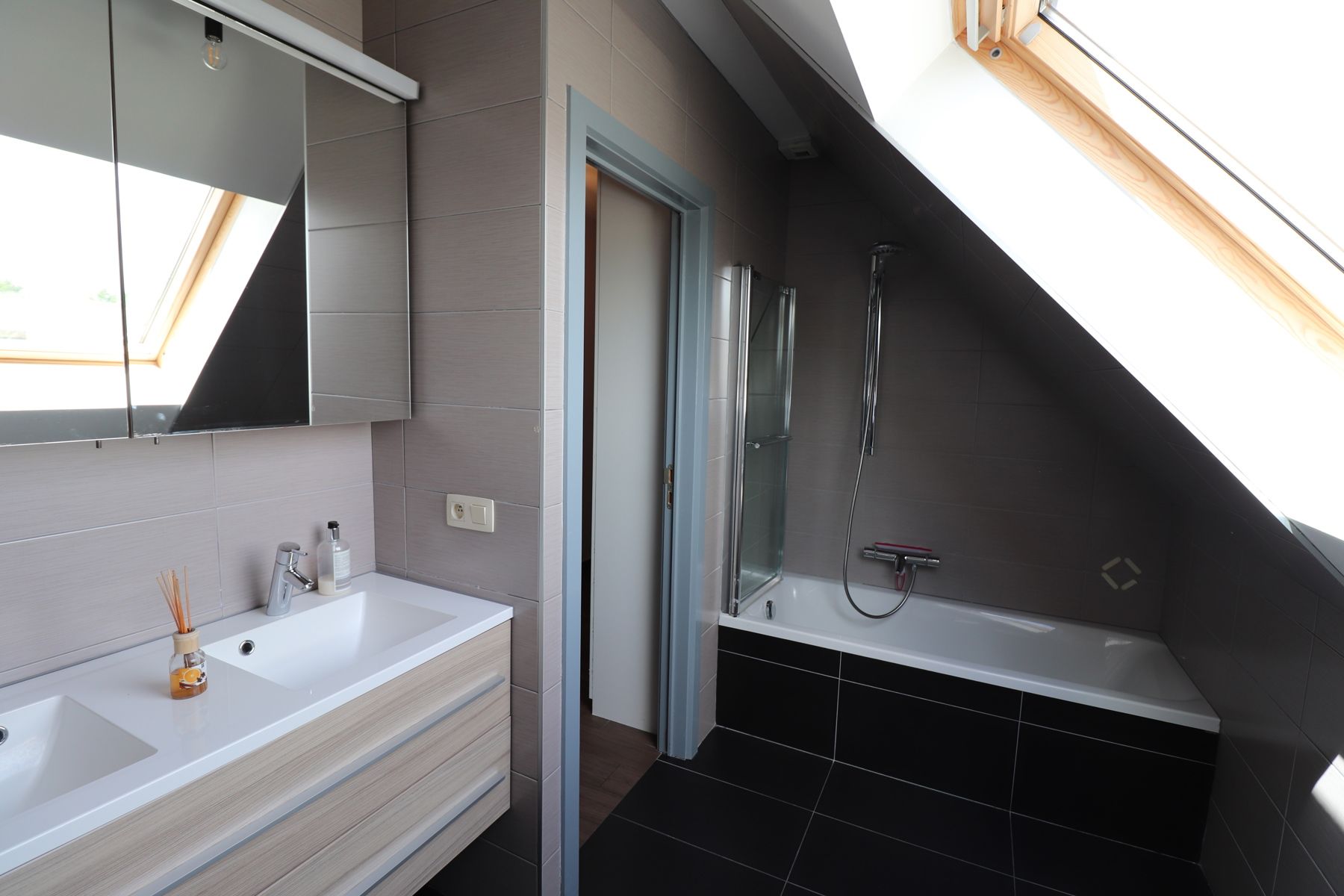 Een appartement op de derde verdieping links met 3 slaapkamers, terras en autostaanplaats. foto 14