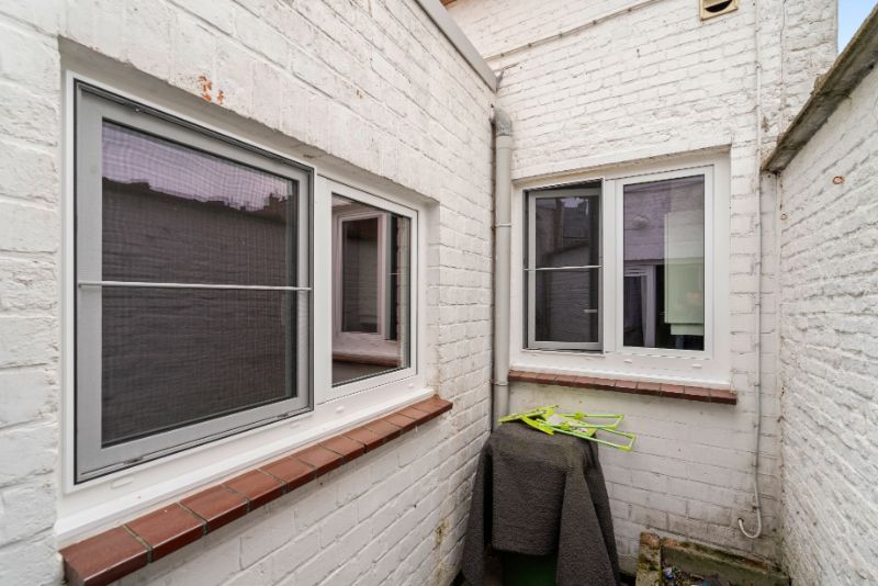 Ruime woning met handelsruimte/bureel vooraan foto 14