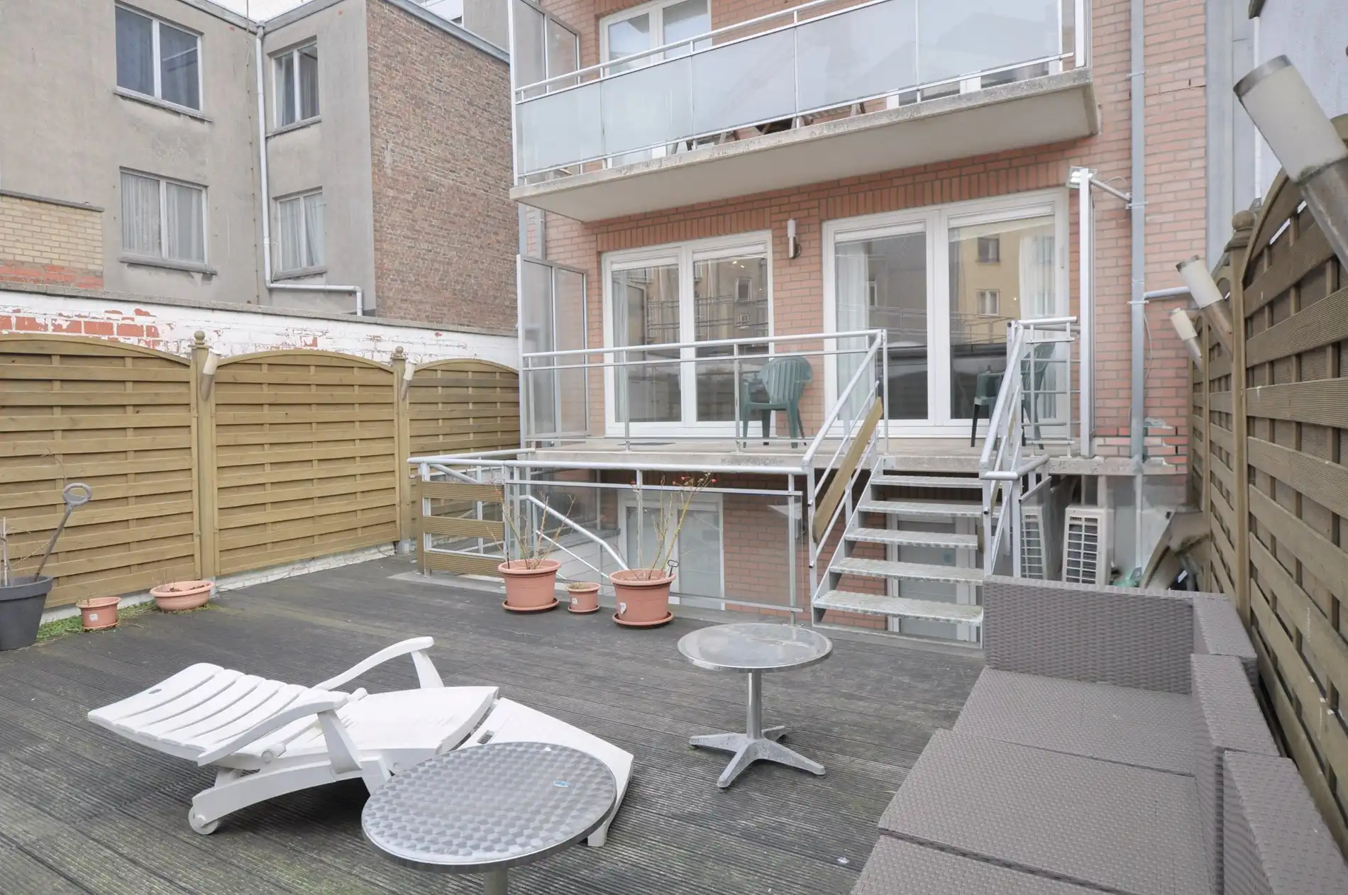 Lichtrijk appartement met een ruim zuidwest gericht terras gelegen nabij het commercieel centrum en het strand. foto 21