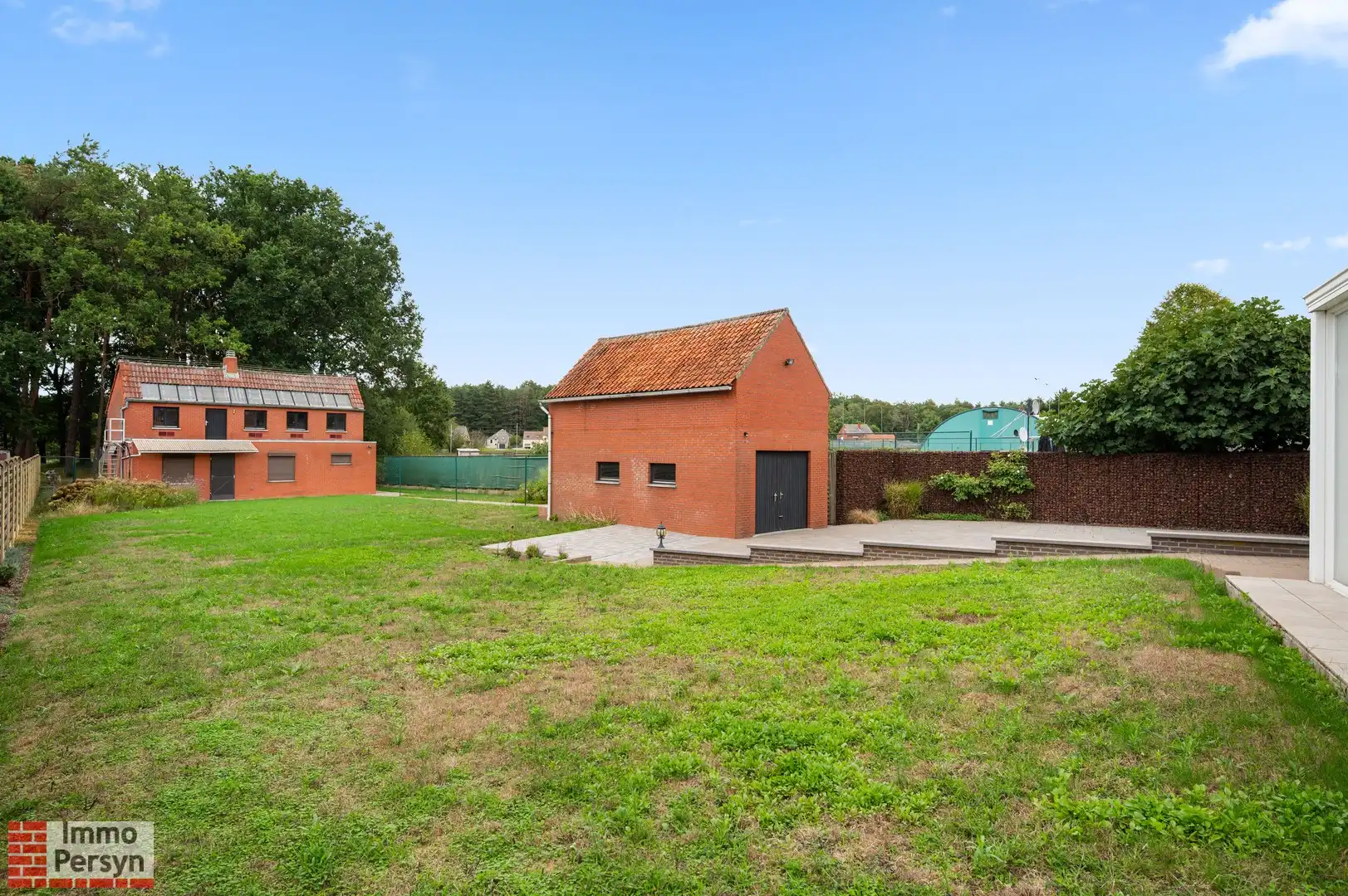 Vrijstaande bungalow met bijgebouw op een riant perceel foto 25