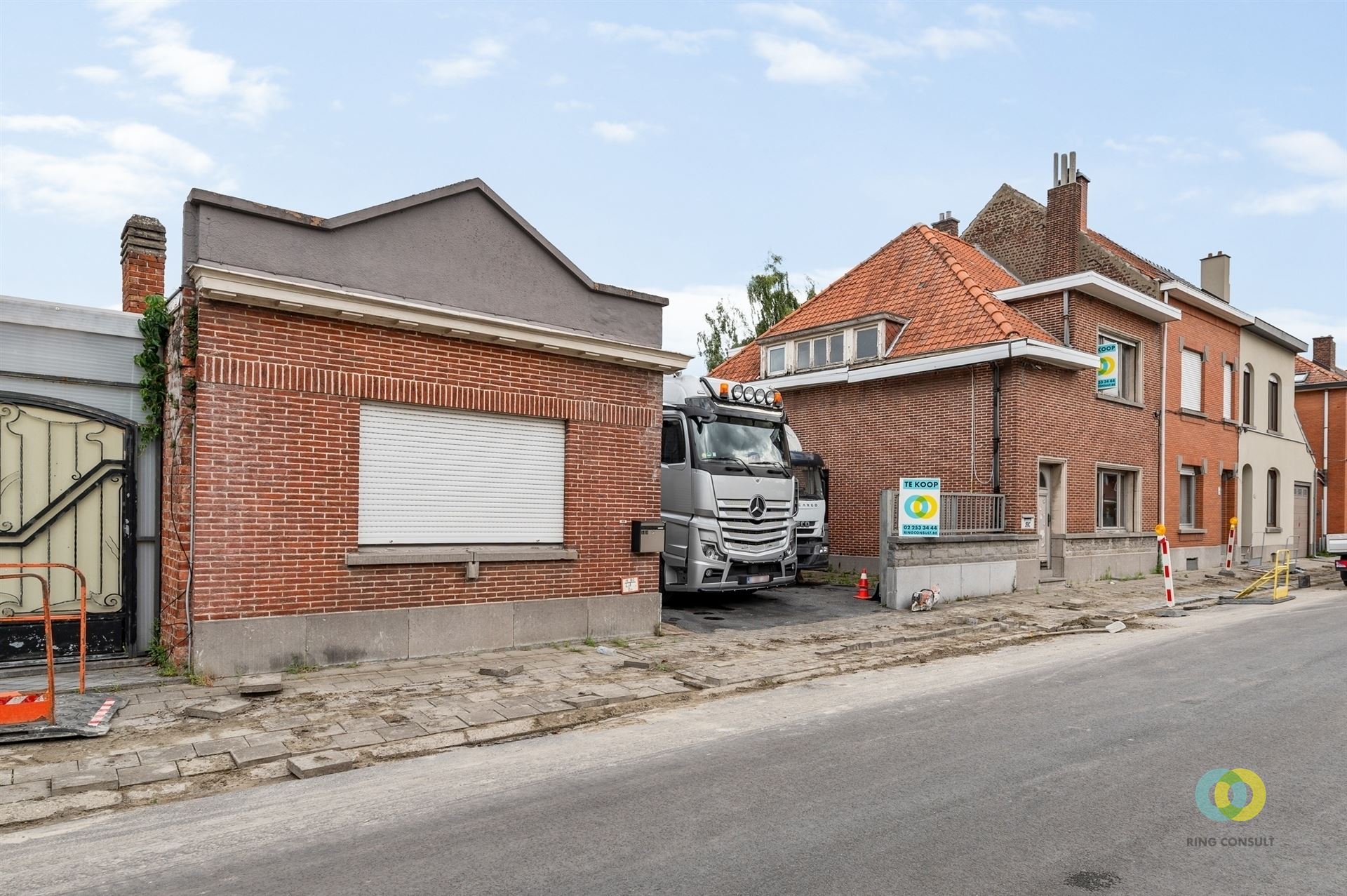 Bedrijfspand met loods, kantoor en woning foto 2