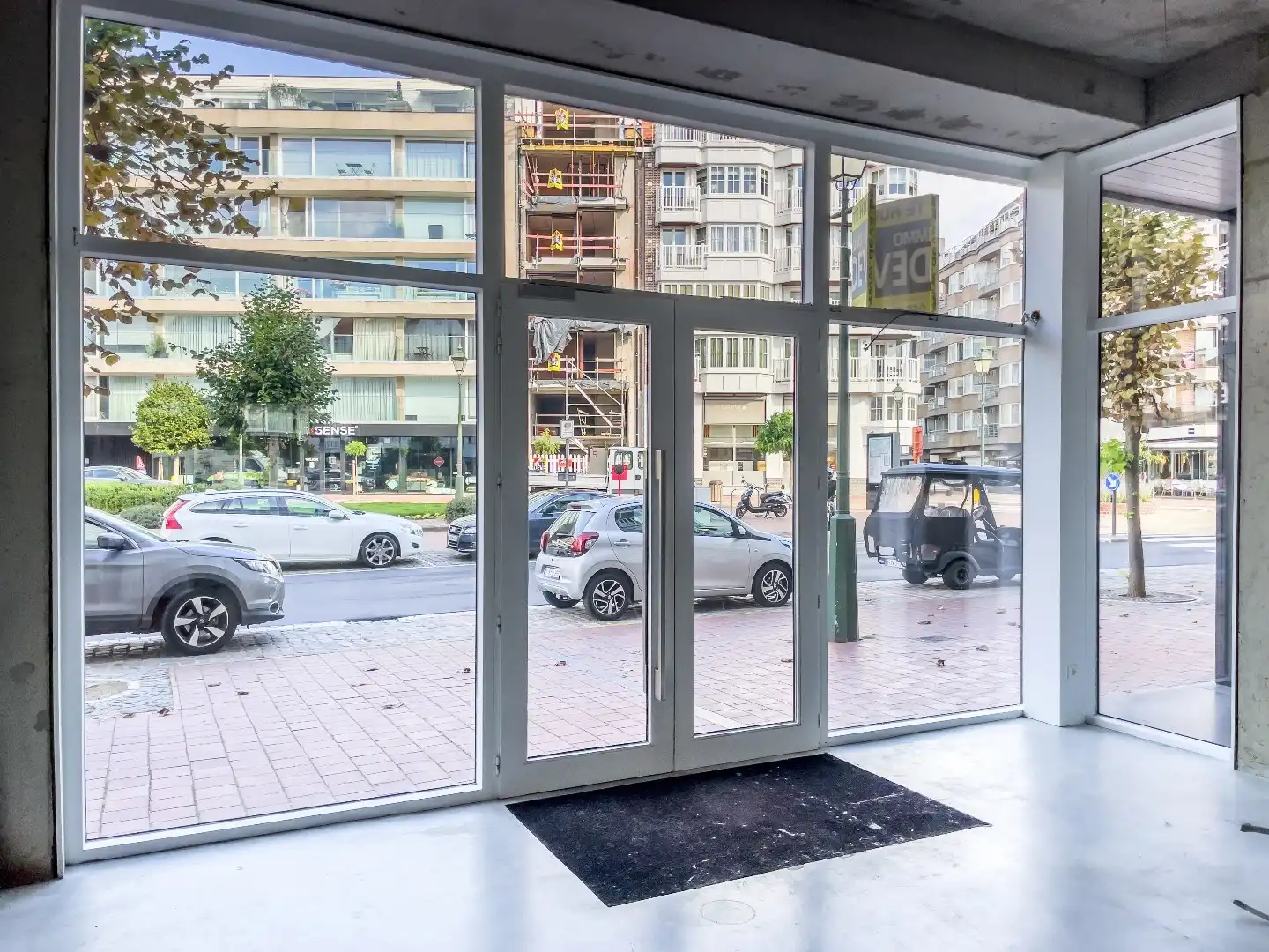 Exclusief gelegen winkelpand op het Driehoeksplein te huur. foto 3