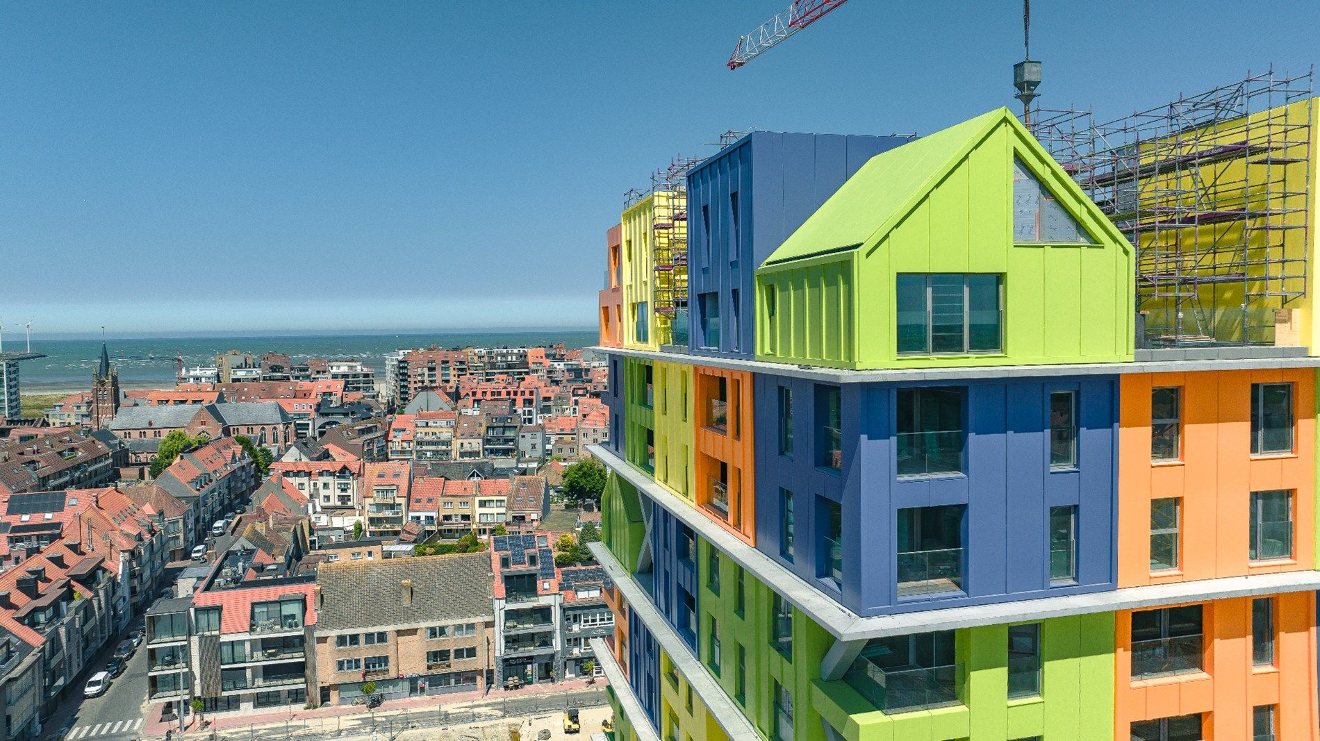 HOOST is een iconische toren met een expressief gevelontwerp op enkele honderden meters van de zee. foto 1