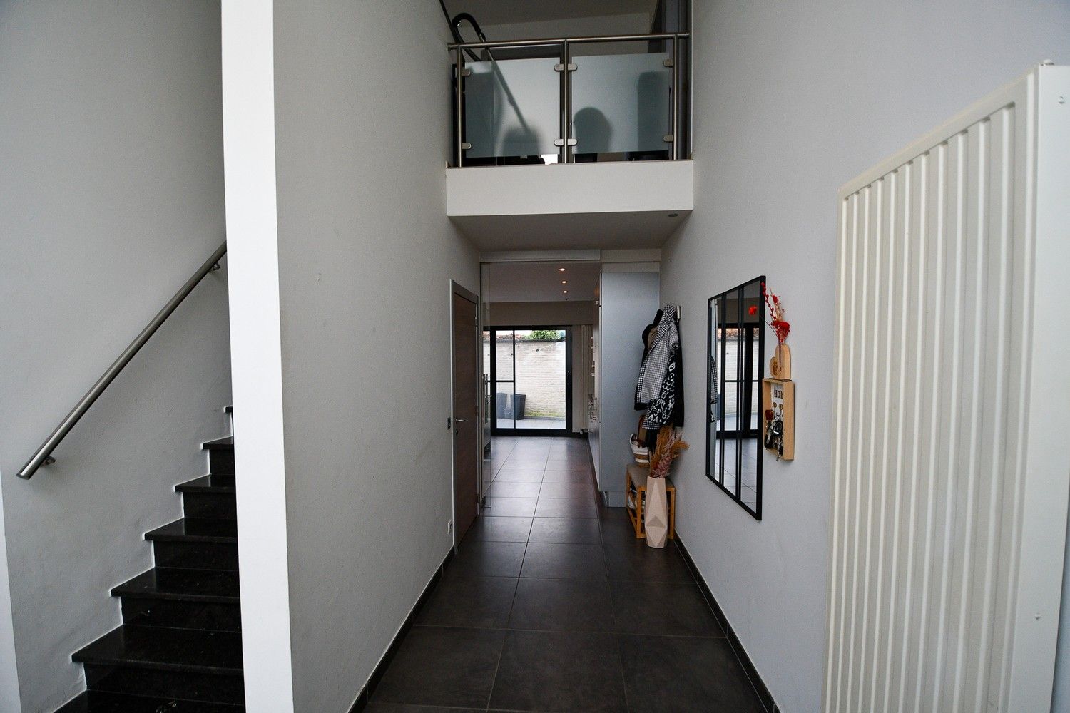 Ruime gezinswoning met onderhoudsvriendelijke tuin foto 2