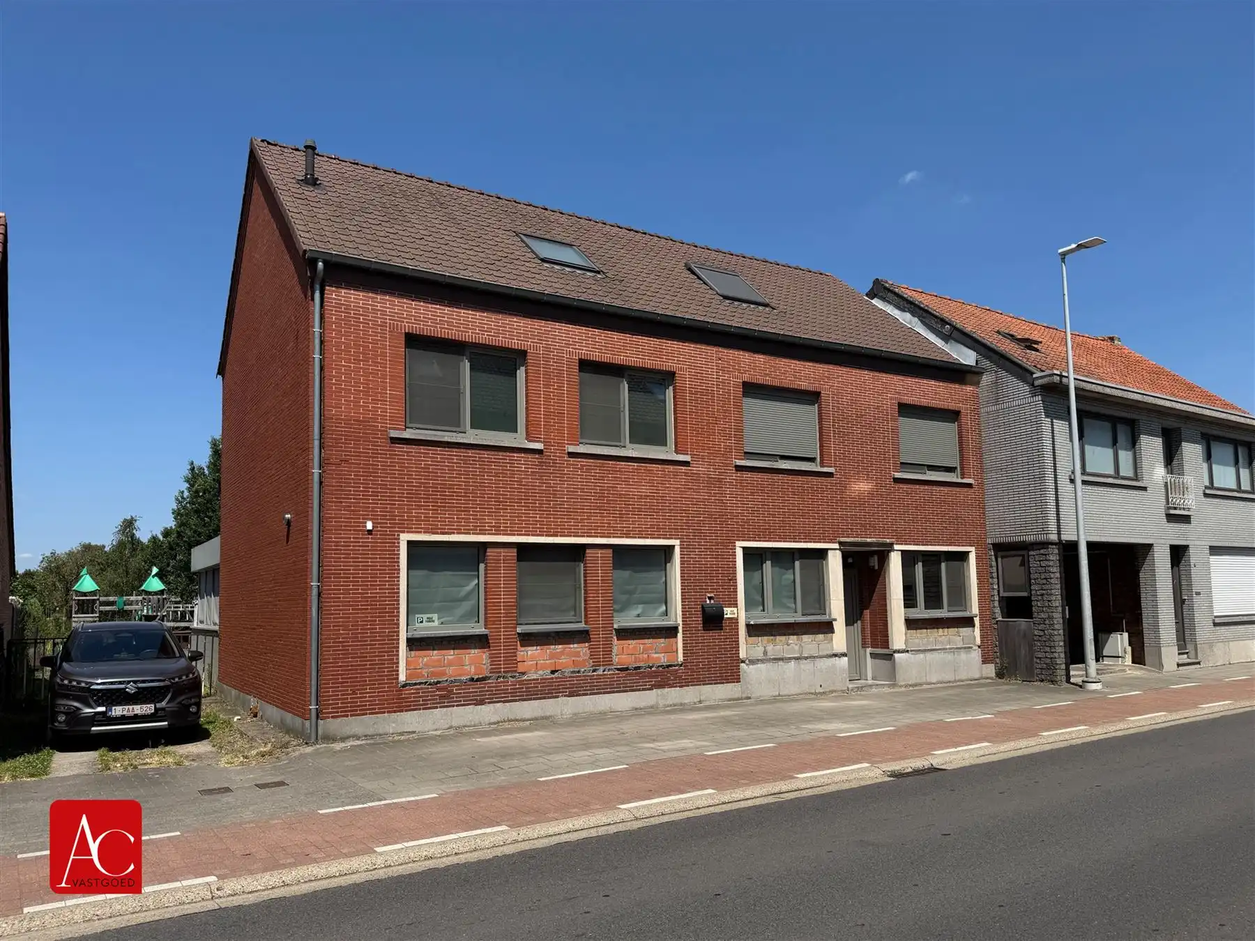 Uitzonderlijk grote gezinswoning met 6 slaapkamers en een grote tuin foto 2