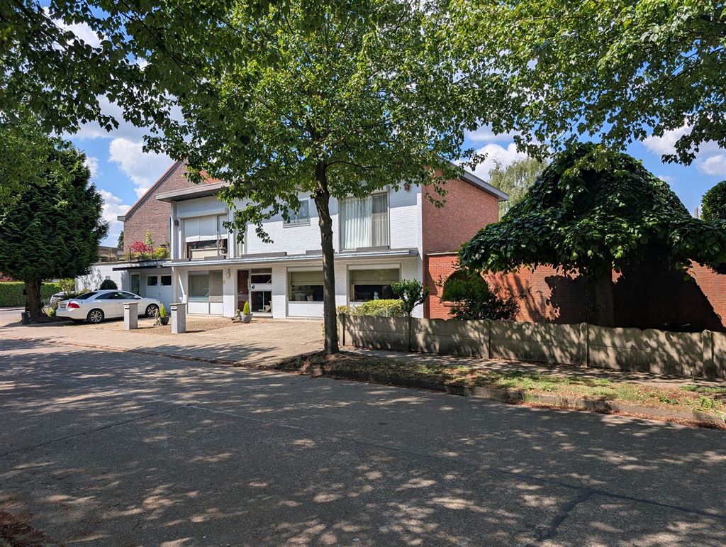 Gebouw met 2 appartementen en magazijn foto {{pictureIndex}}