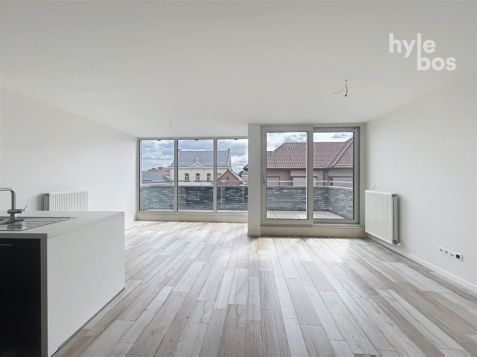 Centraal gelegen, instapklaar 2 slaapkamer appartement met autostaanplaats foto 2