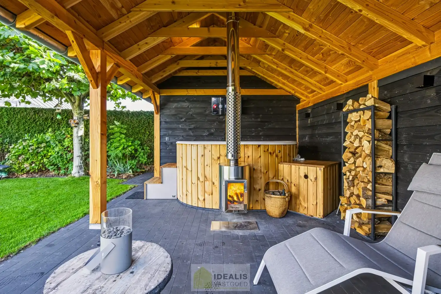 IDEALIS VASTGOED – EEN HUIS OM VERLIEFD OP TE WORDEN! DEZE PRACHTIGE INSTAPKLARE (LEVENSBESTENDIGE) VILLA MET EEN HEERLIJKE LICHTRIJKE LEEFRUIMTE VOORZIEN VAN EEN OPEN KEUKEN, 5 SLAAPKAMERS, 2 BADKAMERS, EEN PERFECT AANGELEGDE TUIN IN ALLE PRIVACY, UITGERUST MET EEN GOED VOORZIENE BUITENKEUKEN EN BIJGEBOUWEN INGERICHT VOOR WELLNESS (HOT TUB) EN BERGRUIMTE! EEN MUST VISIT VOOR ZIJ OP ZOEK NAAR MOOIE HUIZEN! foto 49