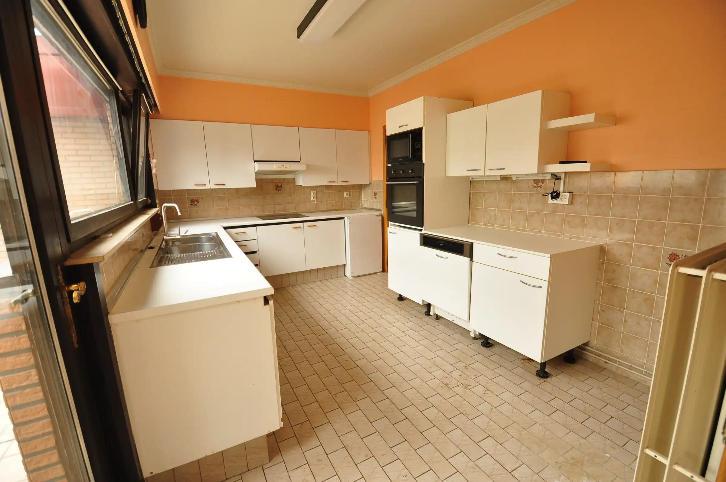 Bungalow met grote garage en twee slaapkamers foto 6