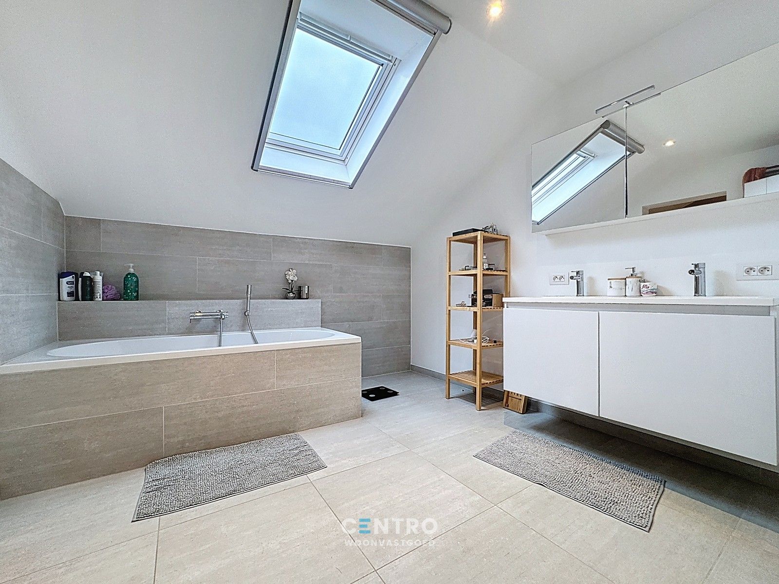 Instapklare, LANDELIJKE WONING met 4 ruime slpkms, 2 badkms, ruime garage, stalling (3 paarden) en gedraineerde buitenpiste te Hooglede (Gits). foto 17