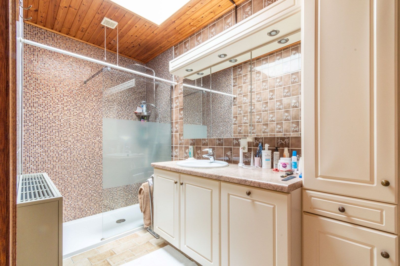 WONING MET GROTE GARAGE/BOUWGROND ! foto 8