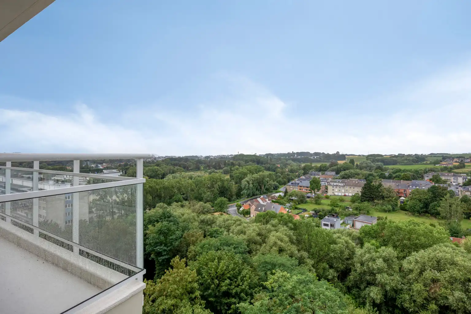 Op te frissen 2-slaapkamerappartement met prachtig uitzicht foto 19