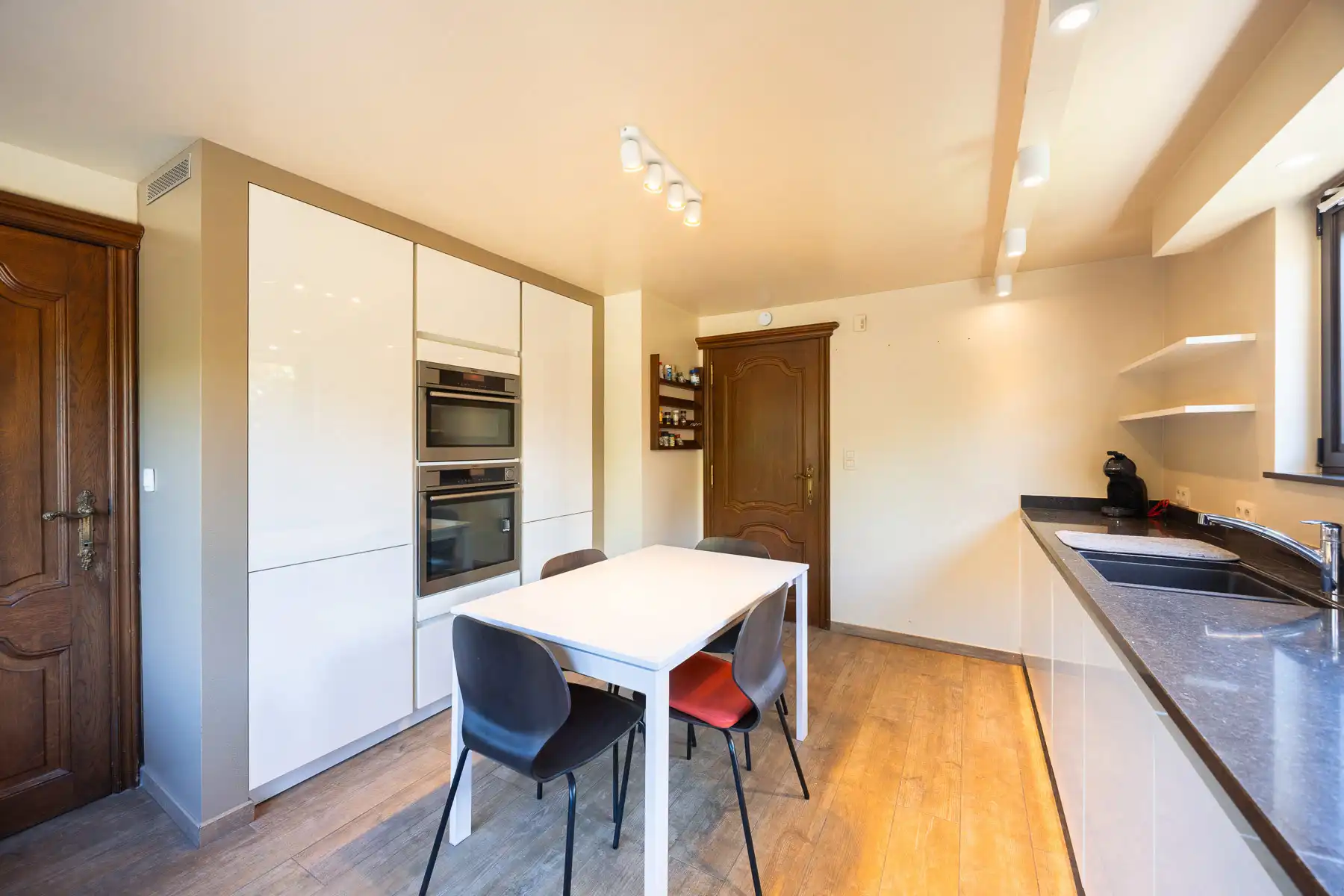 Verrassend ruime halfopen woning met omheinde tuin foto 16