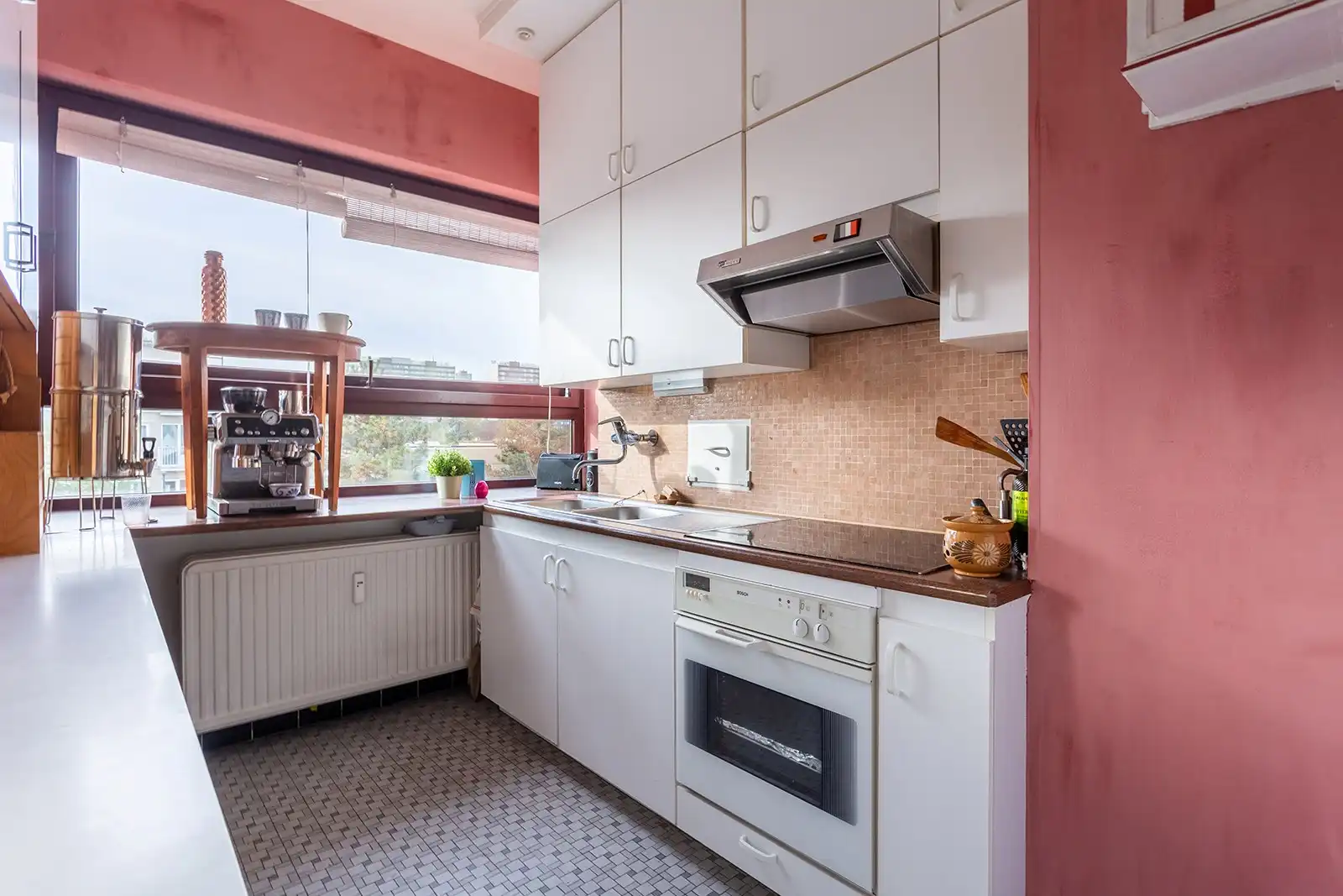Uniek hoekappartement met 2 slaapkamers en authentieke jaren-60-elementen foto 12