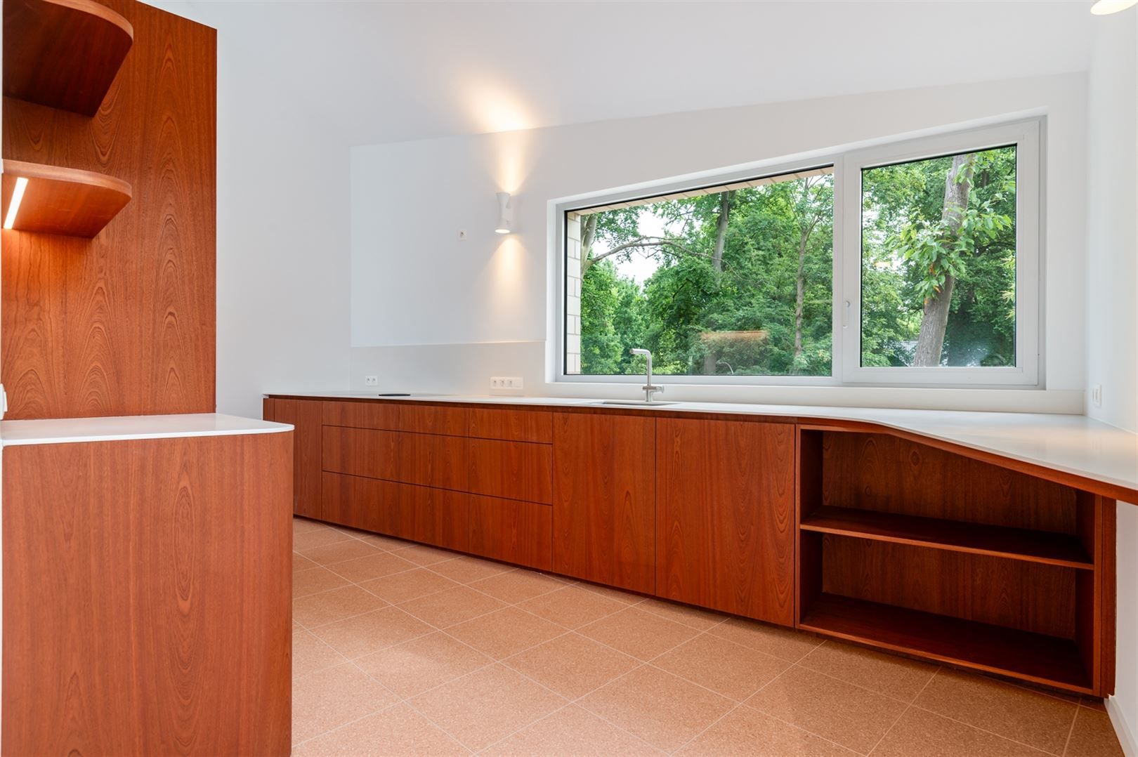 Luxe nieuwbouwappartement met terras, tuin en parking. foto 8