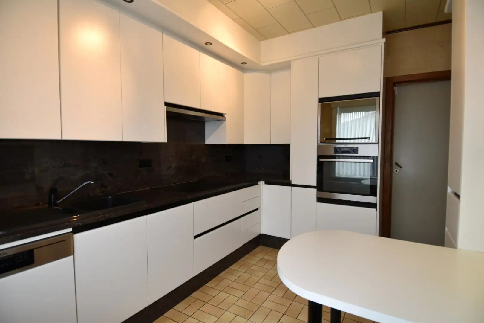 Halfopen bebouwing met 2 slaapkamers, garage en tuin in landelijke omgeving te koop in Gullegem foto 4