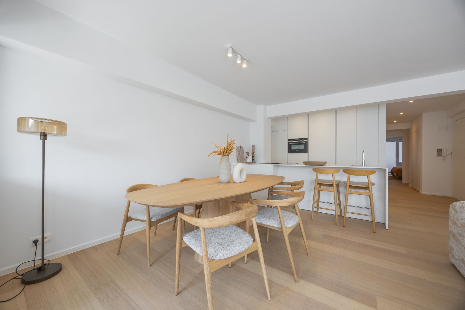 Ruim, gerenoveerd drie slaapkamer appartement in hartje Oostende foto 3