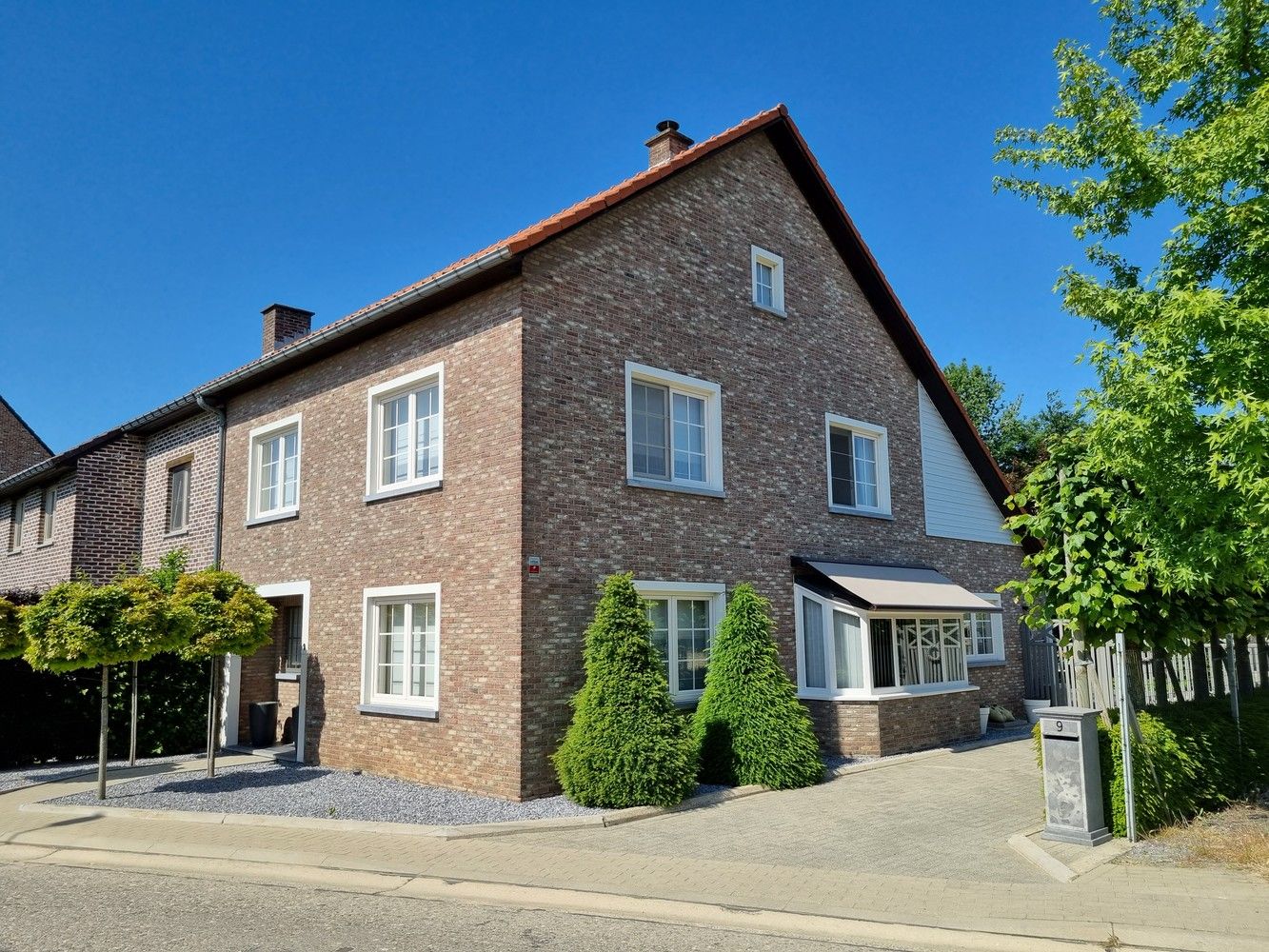 Hoofdfoto van de publicatie: Ruime, residentieel gelegen woning met werkplaats op 15a