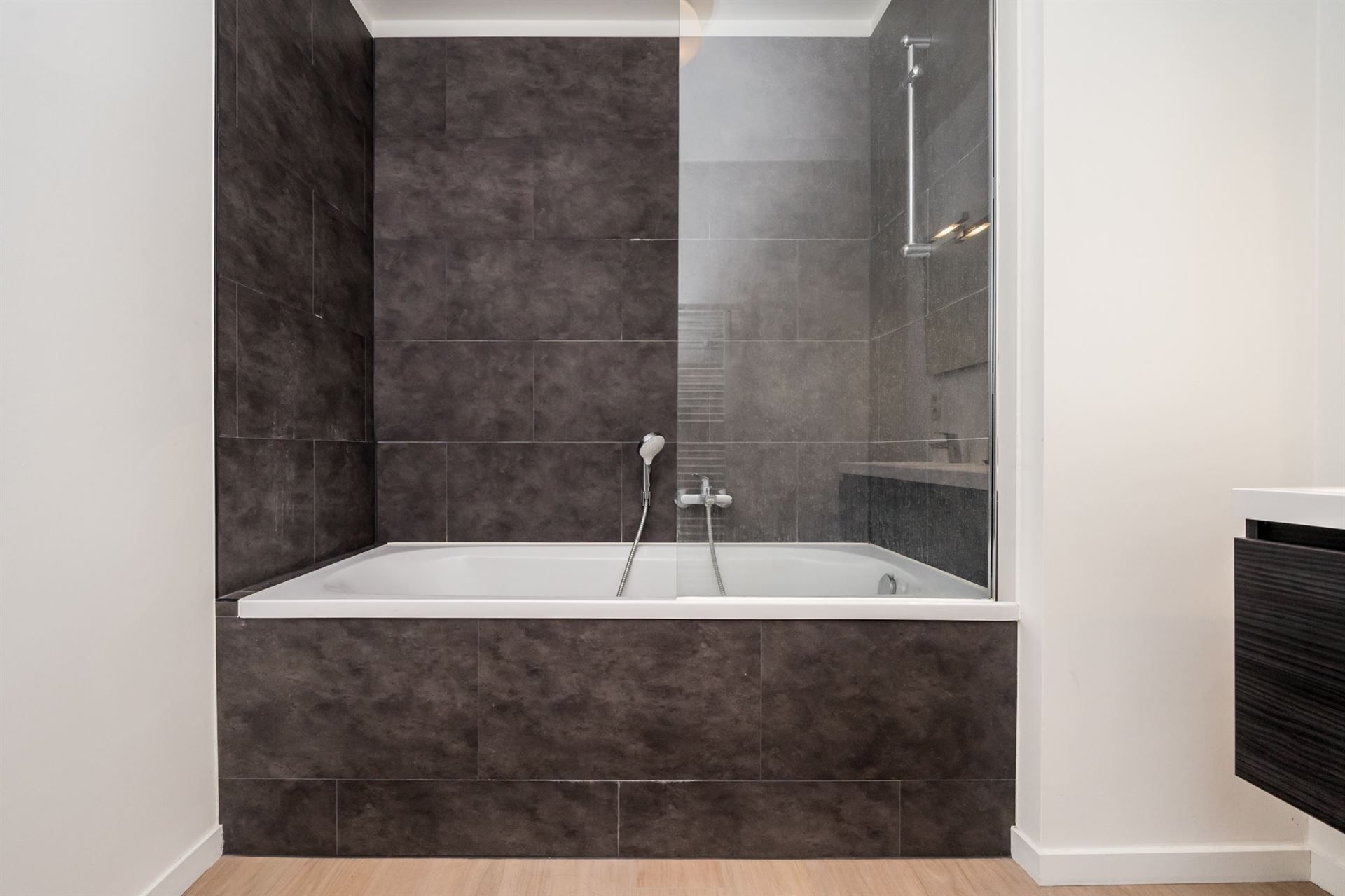 Prachtig recent 2 slaapkamer appartement in de Europese wijk foto 15