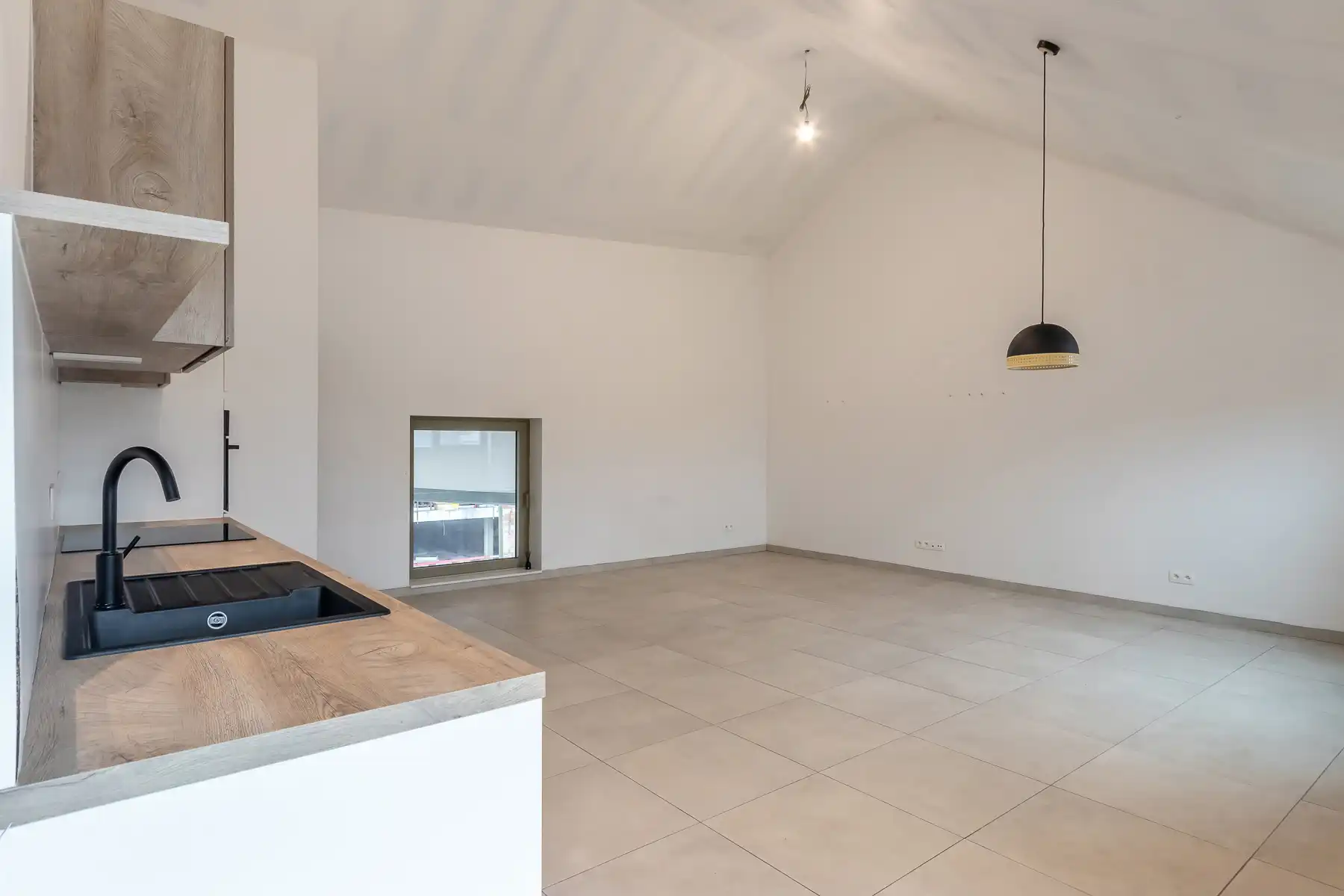 Recent 1-slaapkamer appartement, terras en autostaanplaats foto 9