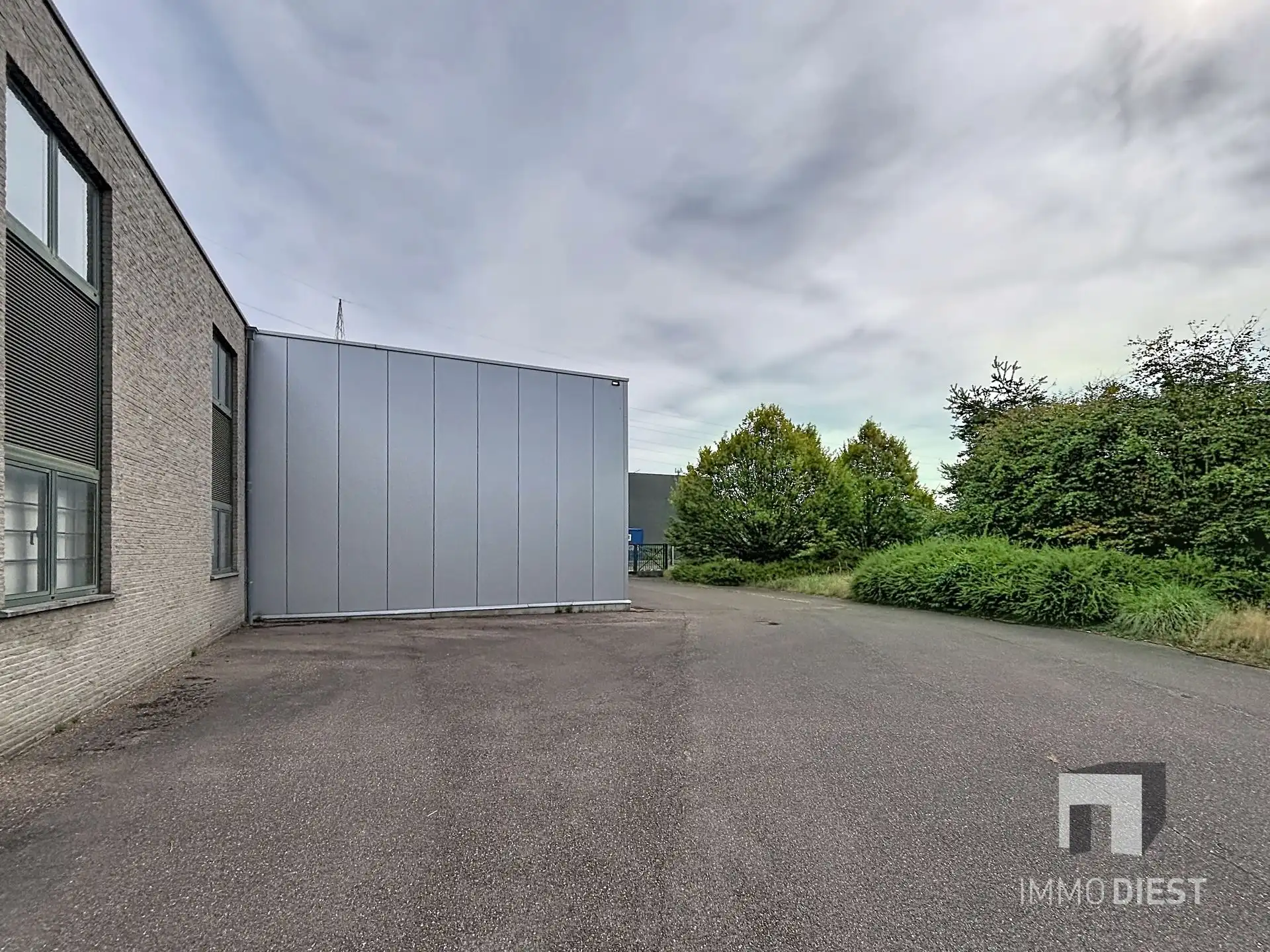 Magazijn met bureel op triple A-locatie foto 17