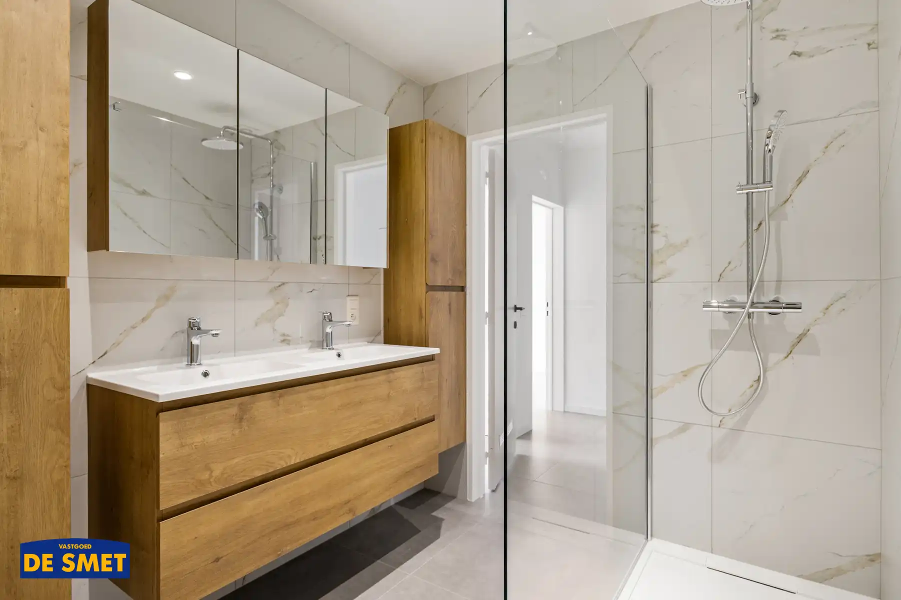 Volledig vernieuwd én geschilderd appartement in het centrum foto 11