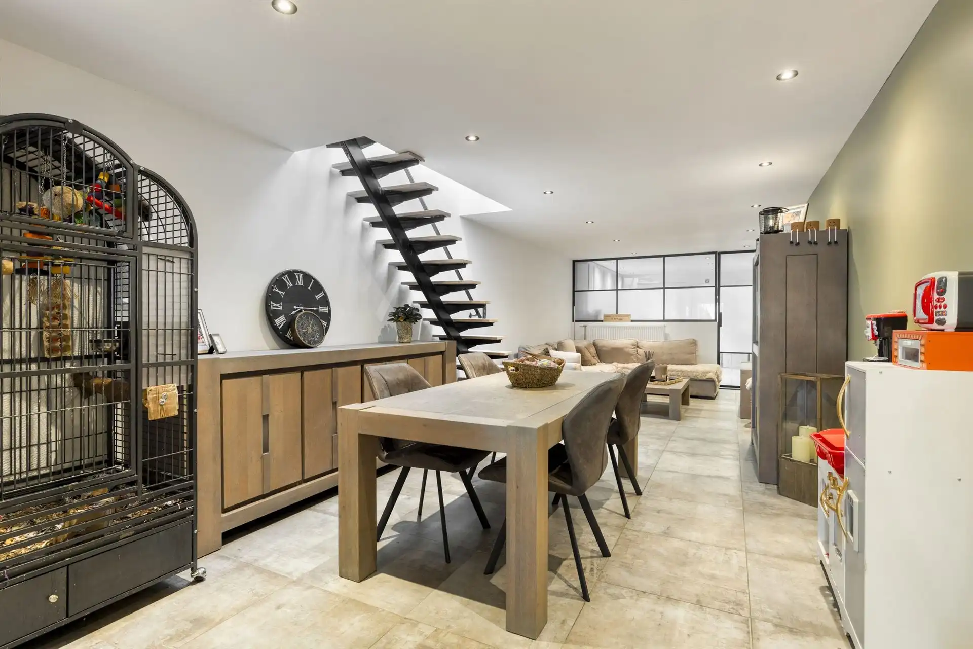 Ruime woning met handelsruimte(57m²)en opslagruimte(462m²). foto 8