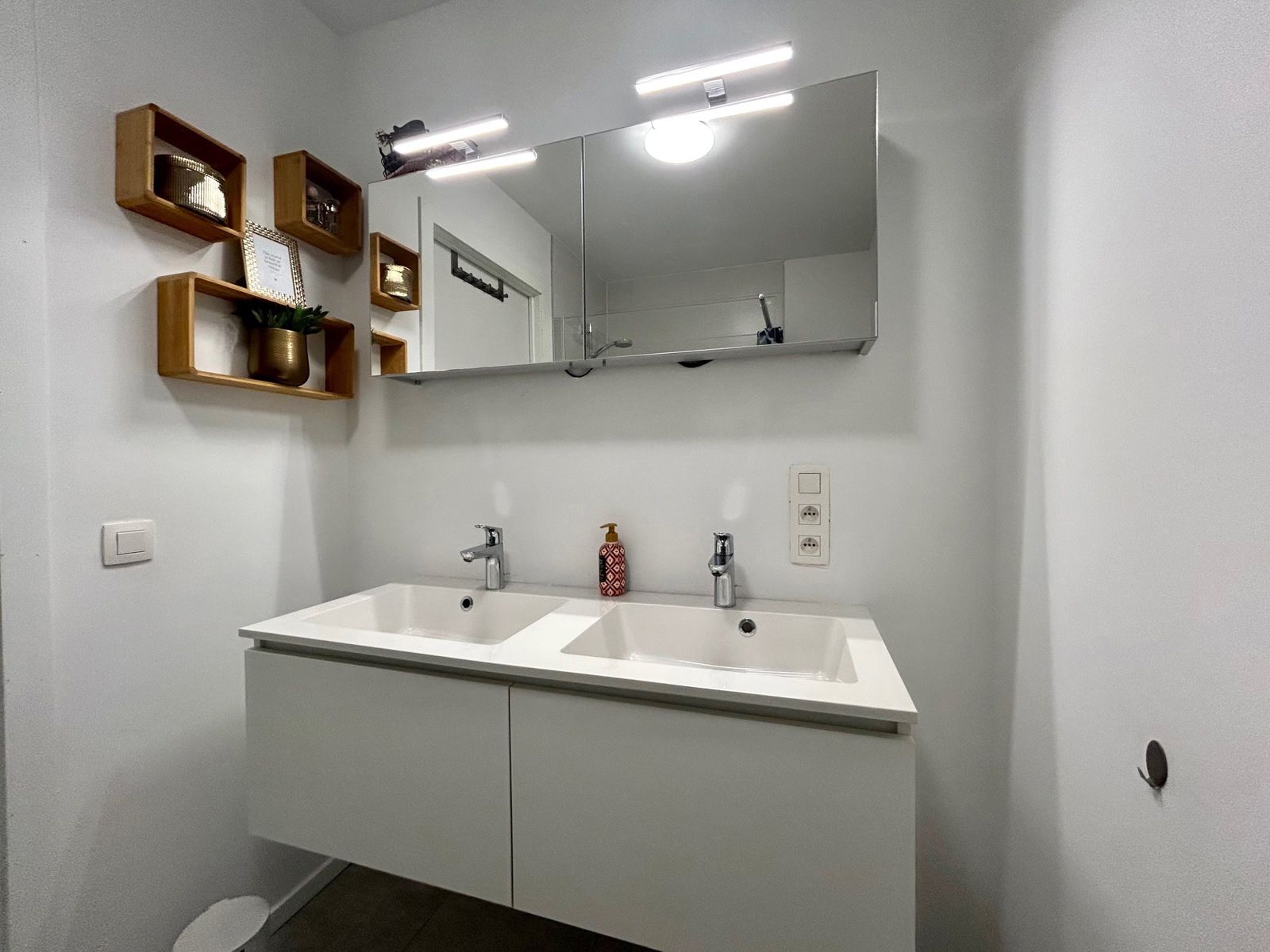 Modern appartement met 2 slaapkamers en terras foto 25