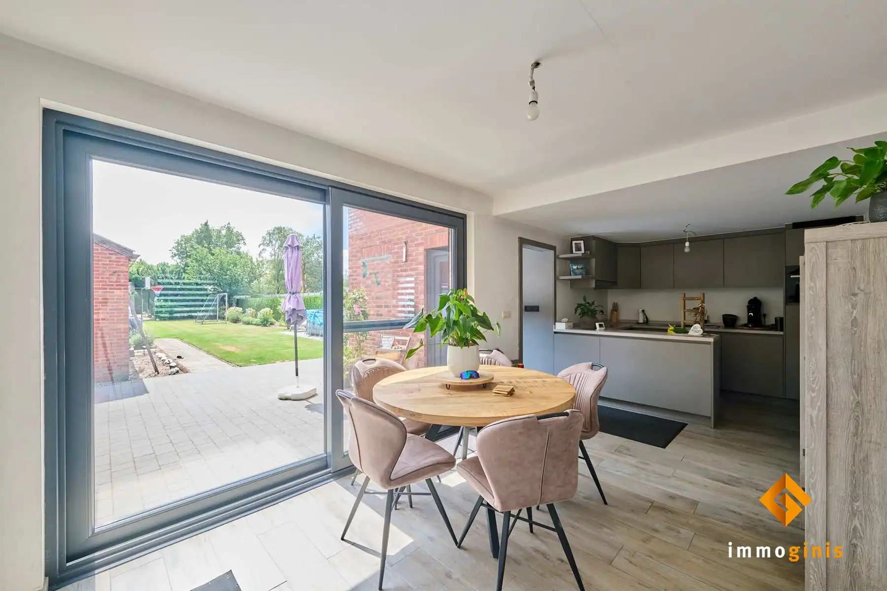 Instapklare woning met 2 slaapkamers op een perceel van 11a11ca, op een groene locatie.  foto 5