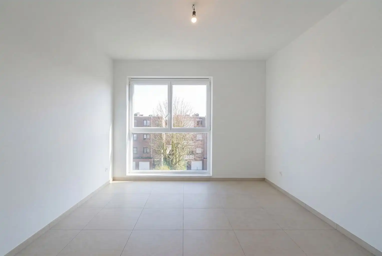 Ruim appartement met 2 slaapkamers, terras en autostaanplaats. foto 4