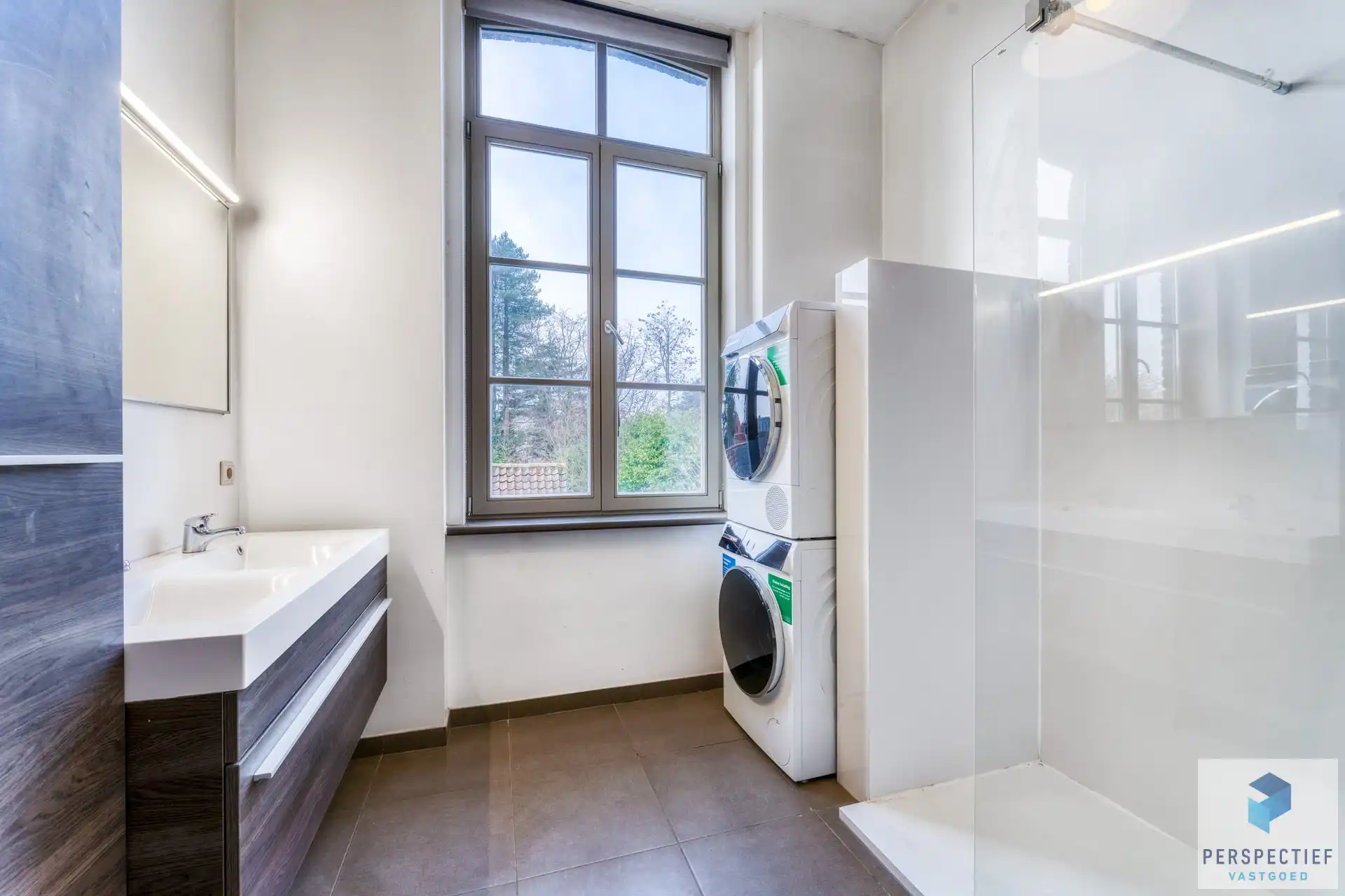 Ruime gerenoveerde woning met tuin & 2 privatieve autostaanplaatsen foto 15