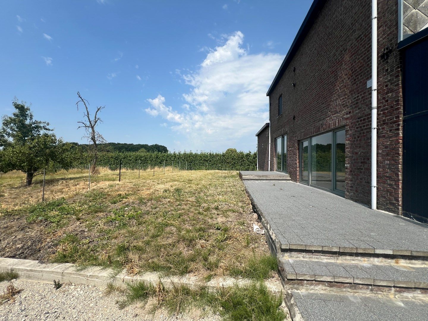 Opgefriste, ruime woning met 4 slpks, garage, carport, terras en tuin foto 2