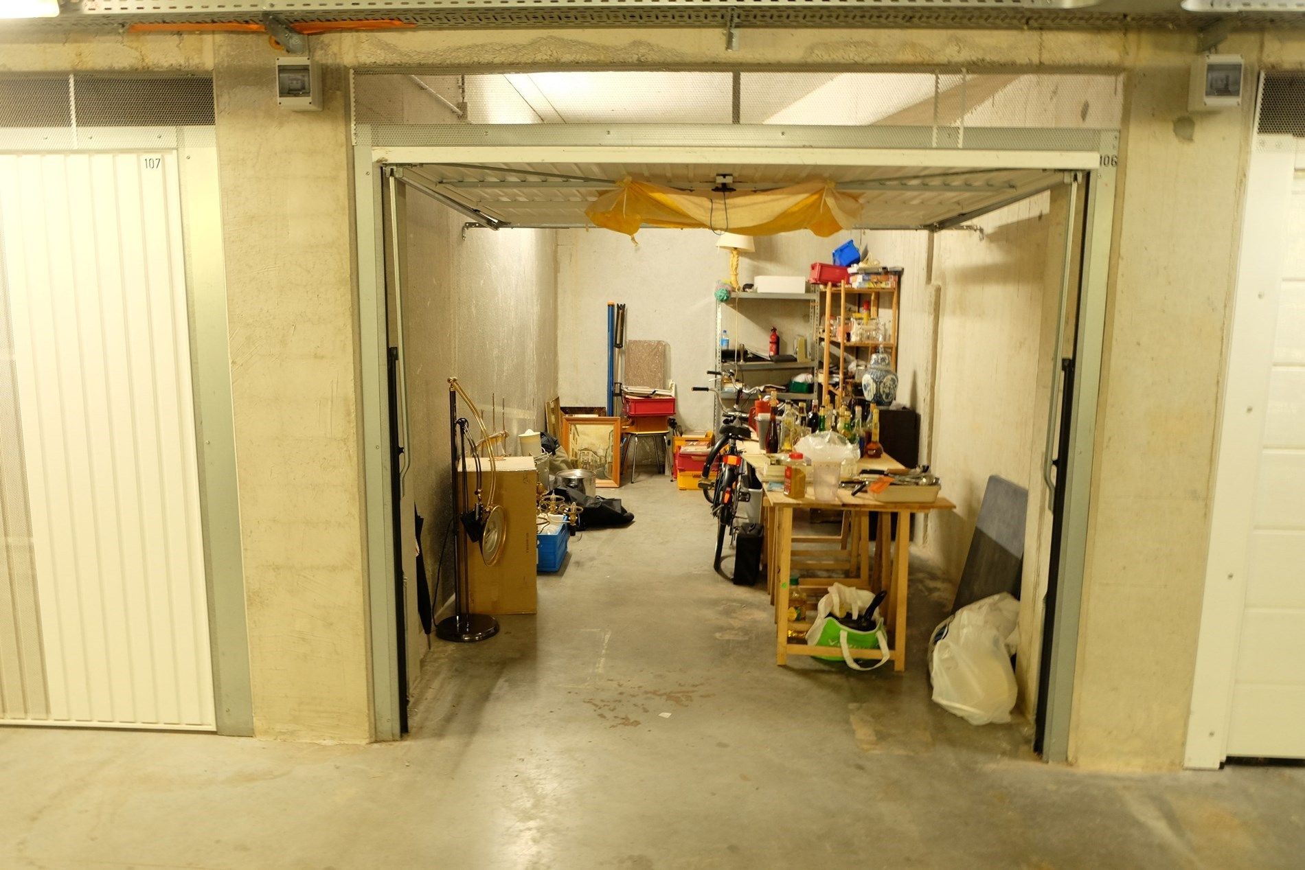 Ruime garagebox in recent gebouw te Mariakerke foto 3