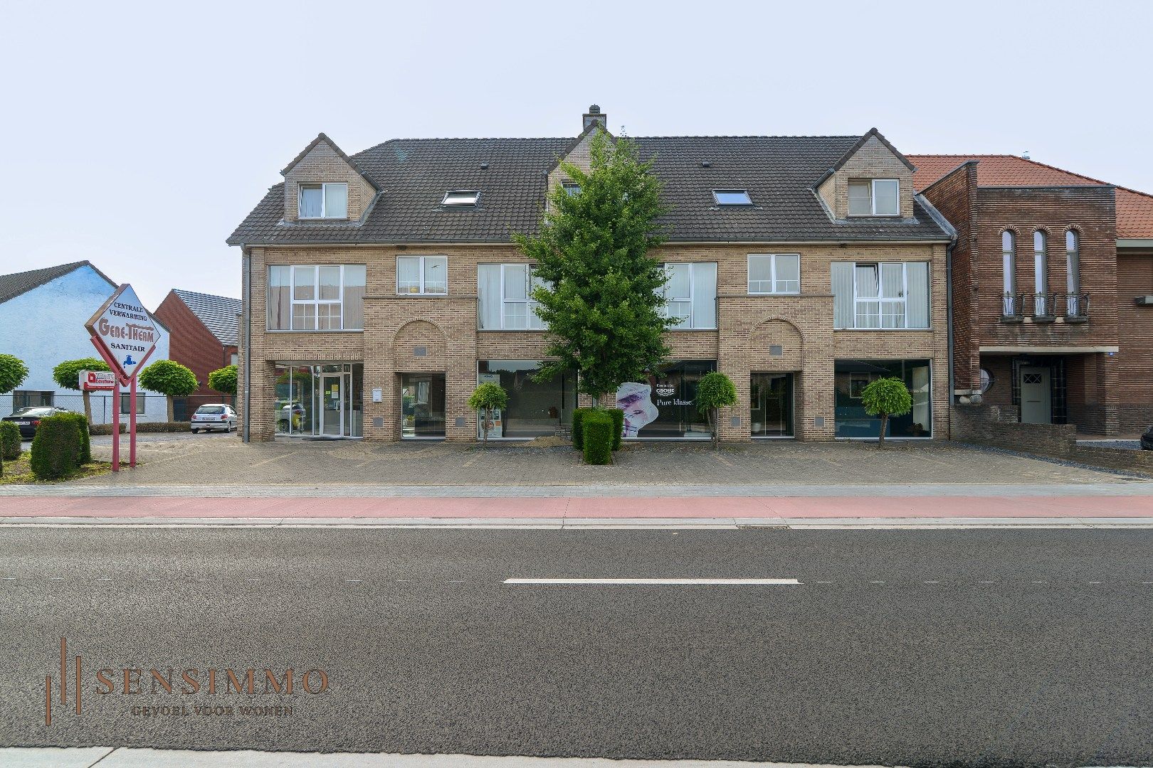 INVESTEERDERSOPPORTUNITEIT - GEBOUW MET TOONZAAL + 4 APPARTEMENTEN + MAGAZIJN + GARAGEBOXEN + BOUWGROND foto {{pictureIndex}}