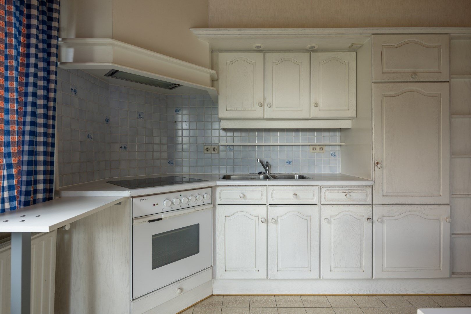 Deze ruime, te renoveren woning wordt verkocht. foto 8