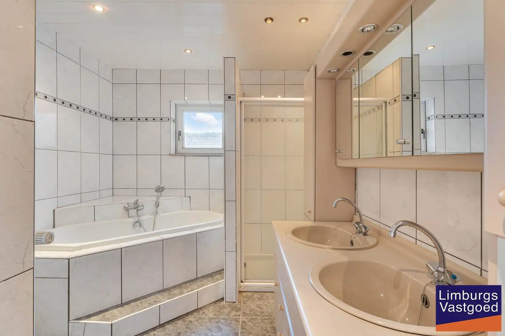 Instapklare woning met ruime loods/werkplaats, 11a 77ca foto 8