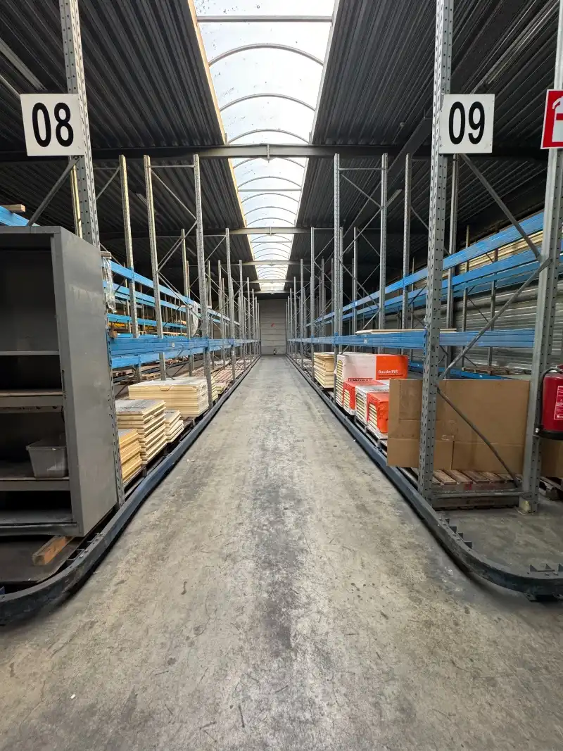 Merksem: magazijn met 4 laadkades en 2 sectionaalpoorten foto 4