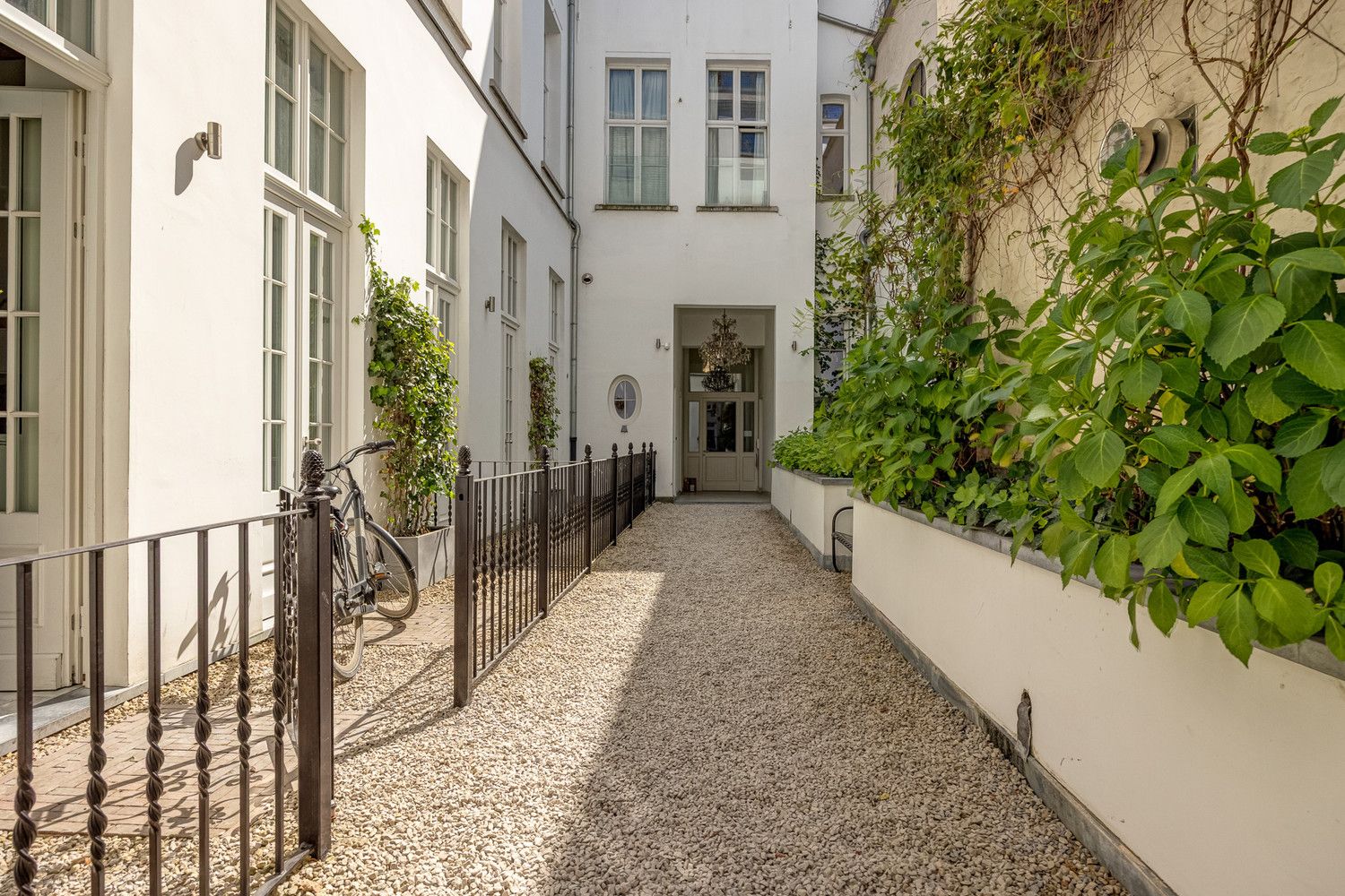 Unieke en energiezuinige stadsvilla (224m²) met fantastisch zonneterras in het hart van historisch Antwerpen – luxe, rust en boordevol karakter! foto 4