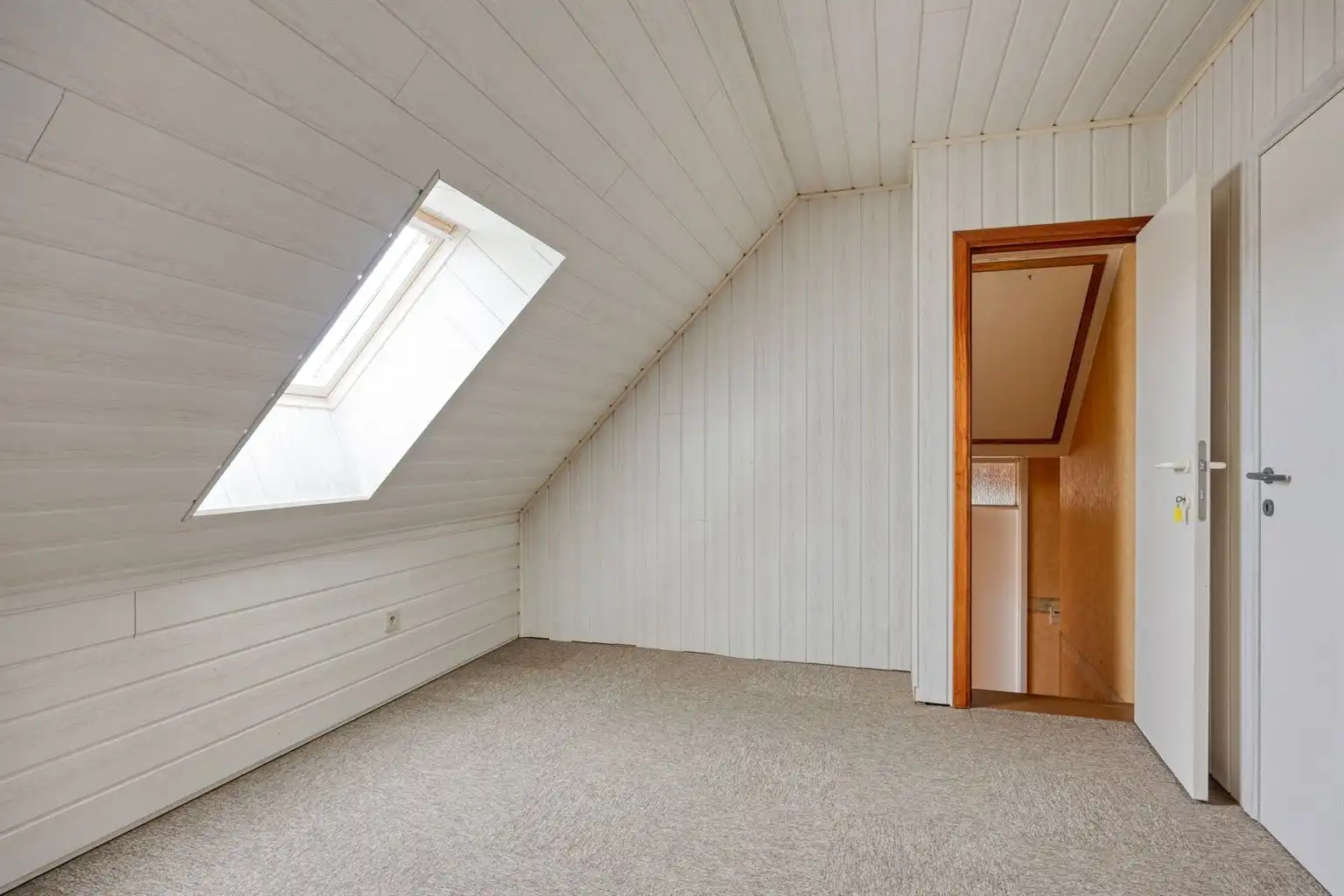Toffe, vrijstaande split-level woning met 4 slaapkamers, inpandige garage, prachtig aangelegde tuin en zonnepanelen, rustig gelegen in het landelijke Ophoven.  foto 27