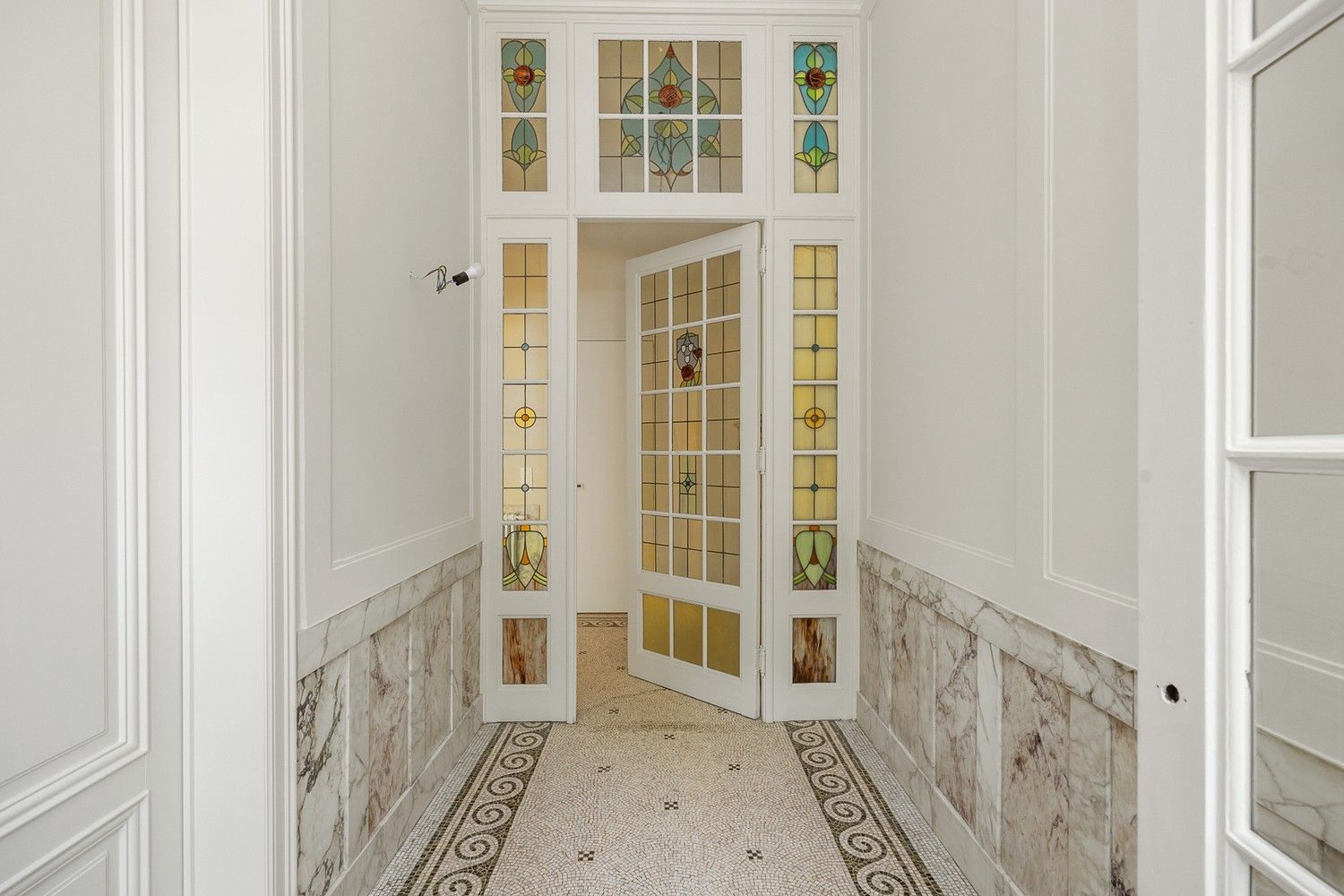 Prestigieuze en totaalgerenoveerde herenwoning (EPC B!) in eclectische stijl met zalige stadstuin op toplocatie aan de Jan Van Rijswijcklaan foto 5