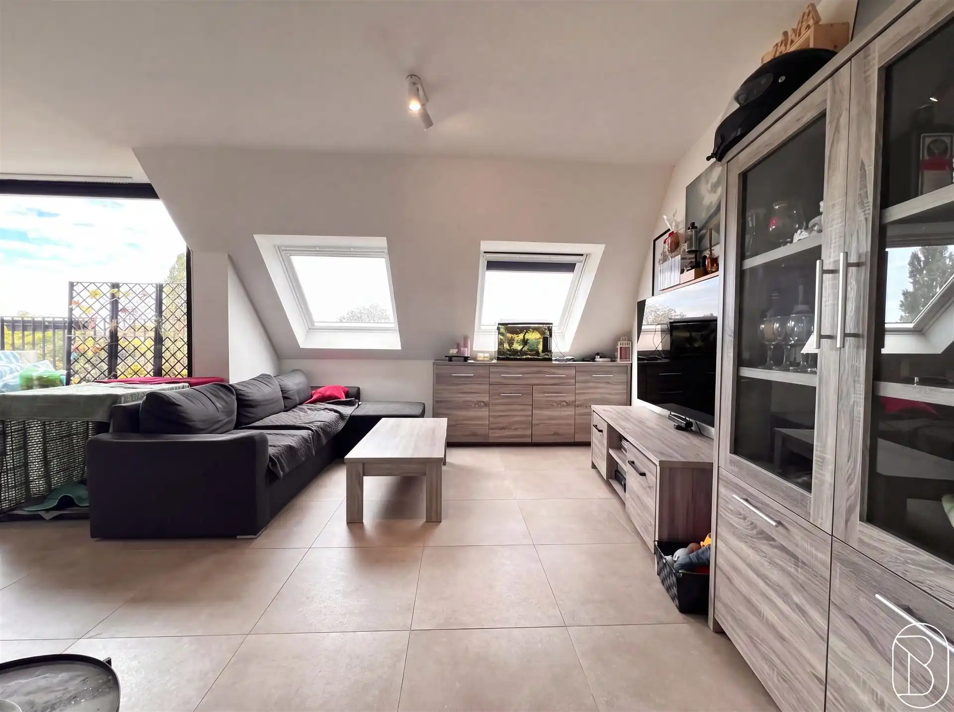 Leuk recente penthouse met terras en 2 SLK! foto 4