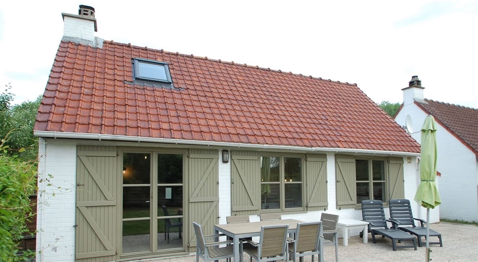 Mooie zonnige woning met 3 slaapkamers en grote tuin in perfecte staat foto {{pictureIndex}}