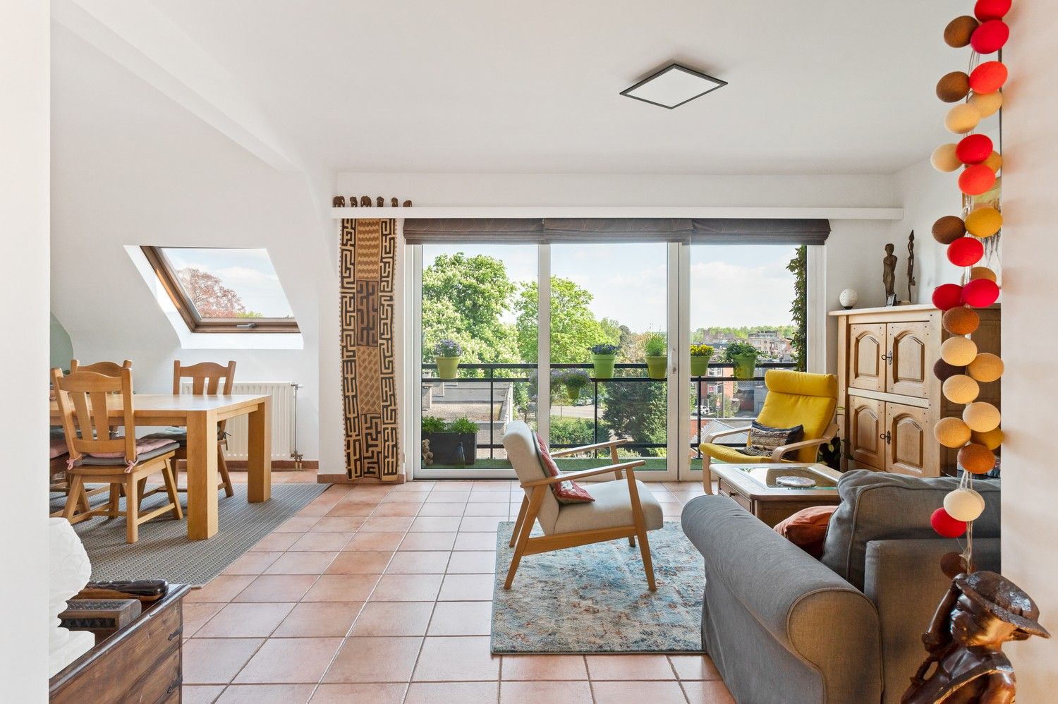 Mooi en ruim appartement op de vierde verdieping met één grote slaapkamer (mogelijkheid tot 2) en terras te Deurne-Zuid! foto 8