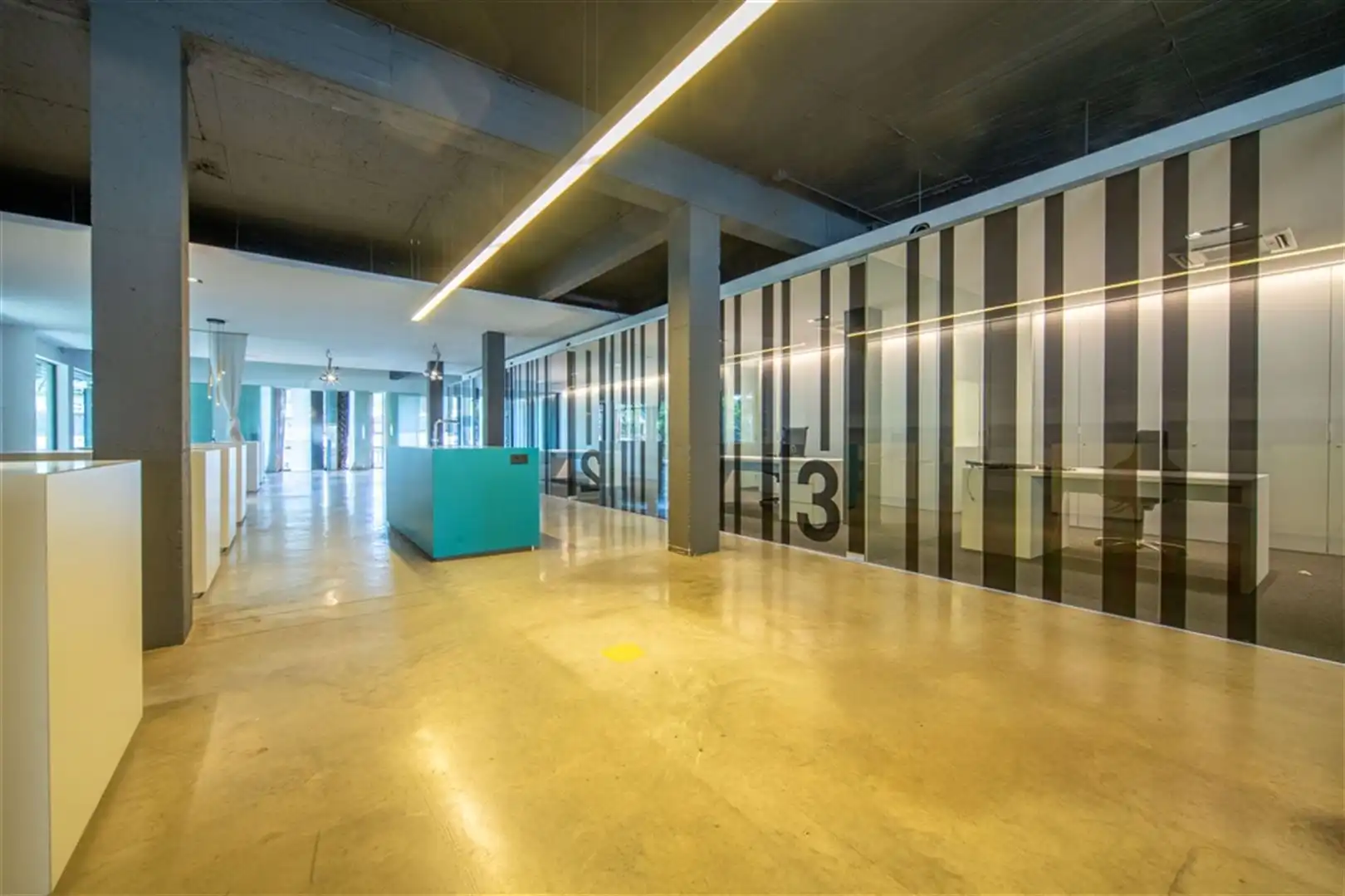 Gelijkvloers kantoor met parking te koop foto 10