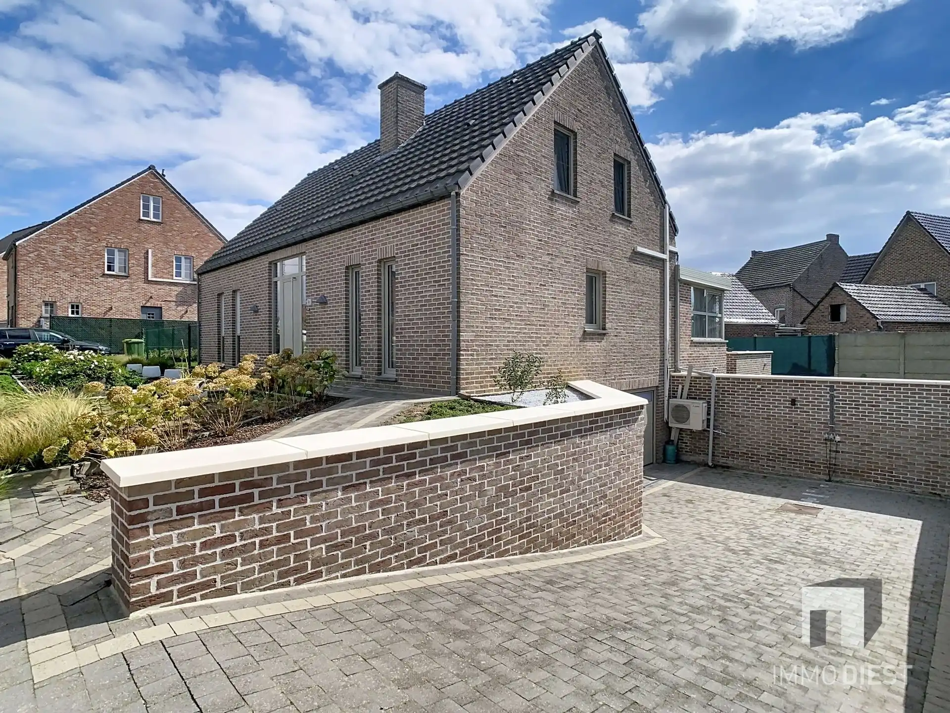 Unieke duurzame woning met 5 slaapkamers foto {{pictureIndex}}