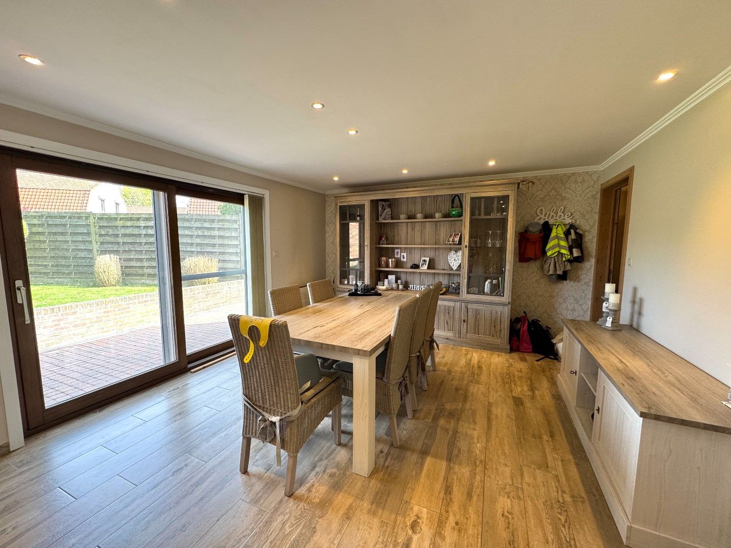 INSTAPKLARE HALFOPEN WONING MET 4 SLPKS, TUIN EN GARAGE foto 9
