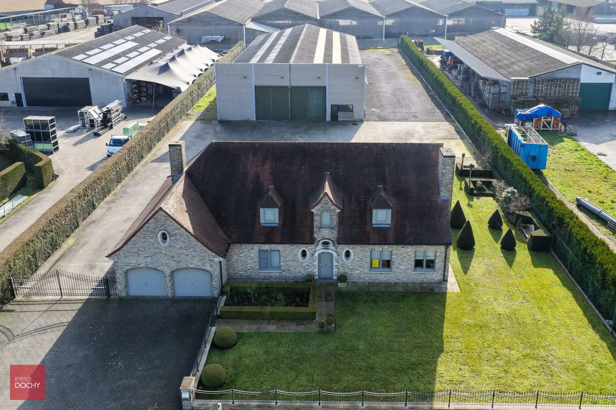 Villa met magazijn te huur – uitstekende ligging foto 3