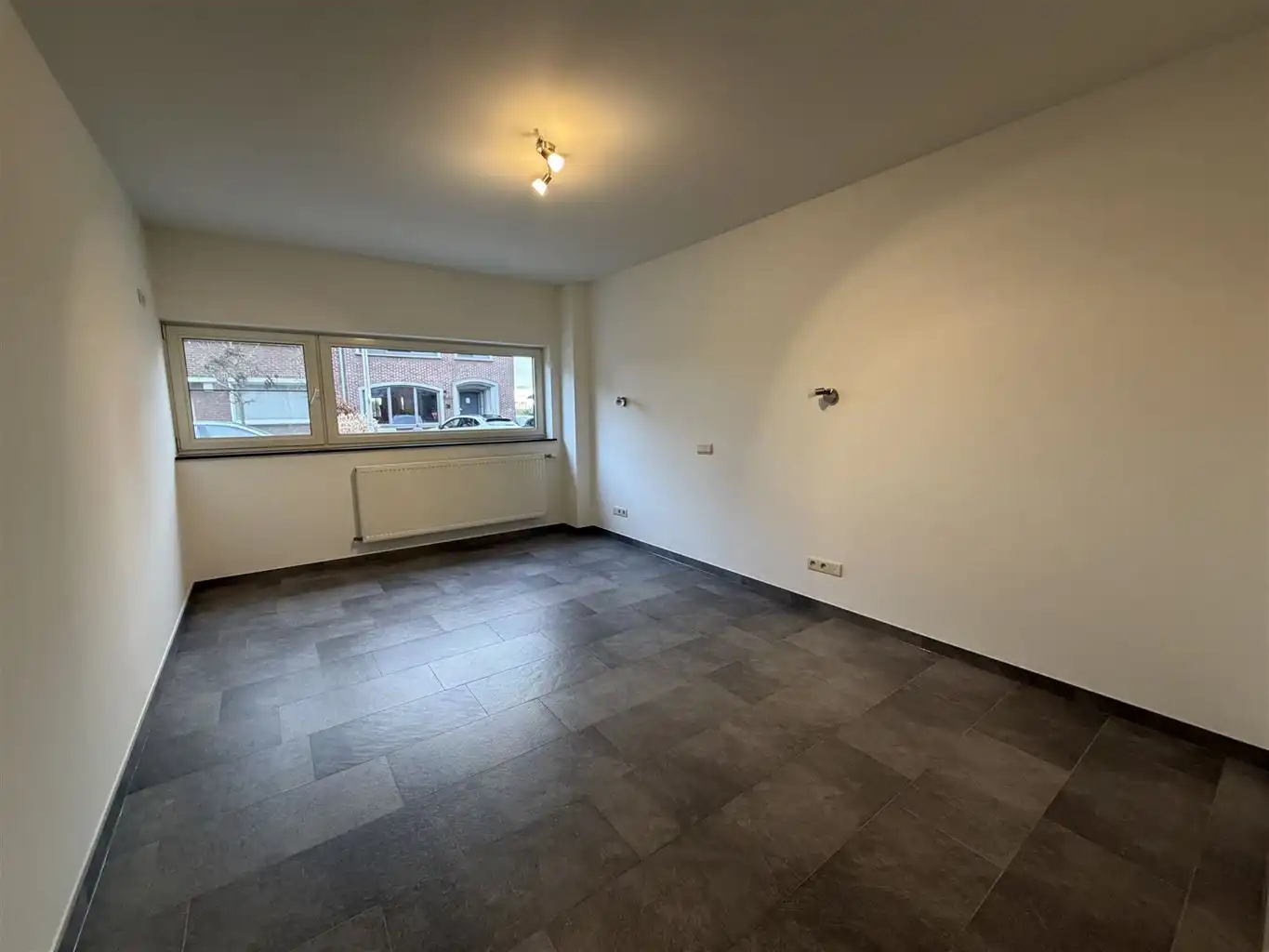 Instapklare stadswoning met 3 slaapkamers, aparte garage en tuintje. foto 3